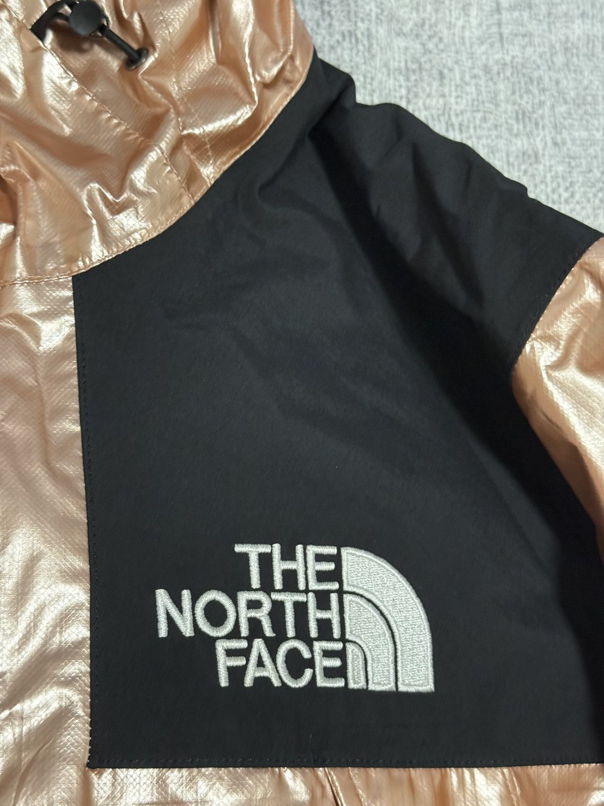 Supreme × The North Face Supreme tnf the north face metallic mountain parka gold rose Size US M / EU 48-50 / 2 - 4 Thumbnail