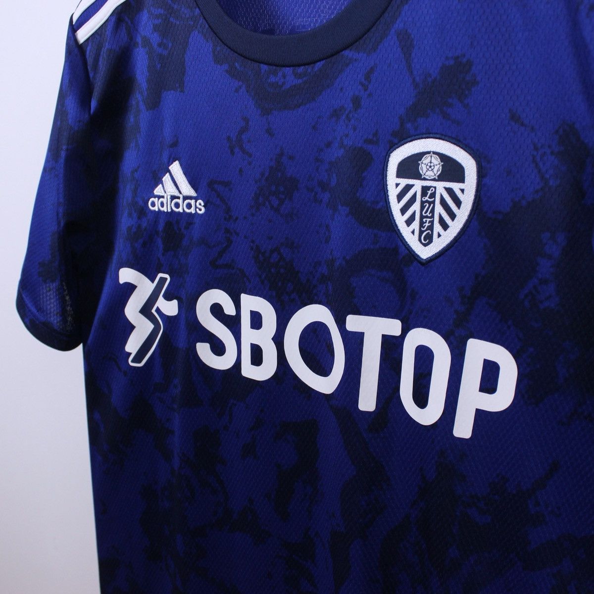 Adidas Adidas Leeds United Magnus 2021/22 Away T-Shirt Jersey Size US S / EU 44-46 / 1 - 4 Thumbnail