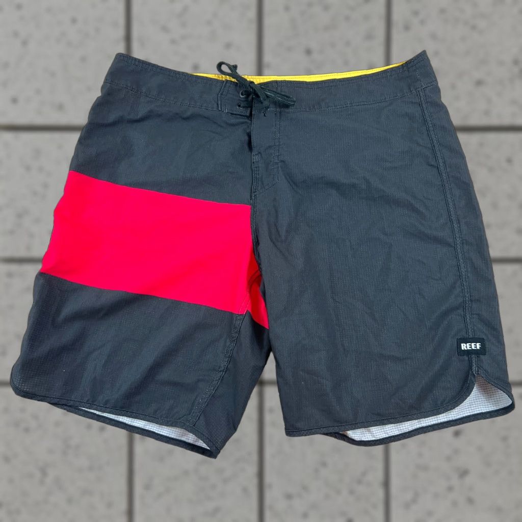 REEF Mens Reef Boardshorts Trunks To Swim Bottom Size 36 Black Red Multicolor Colorful 36 Mens Good condition Pre owned Size US 36 / EU 52 - 1 Thumbnail