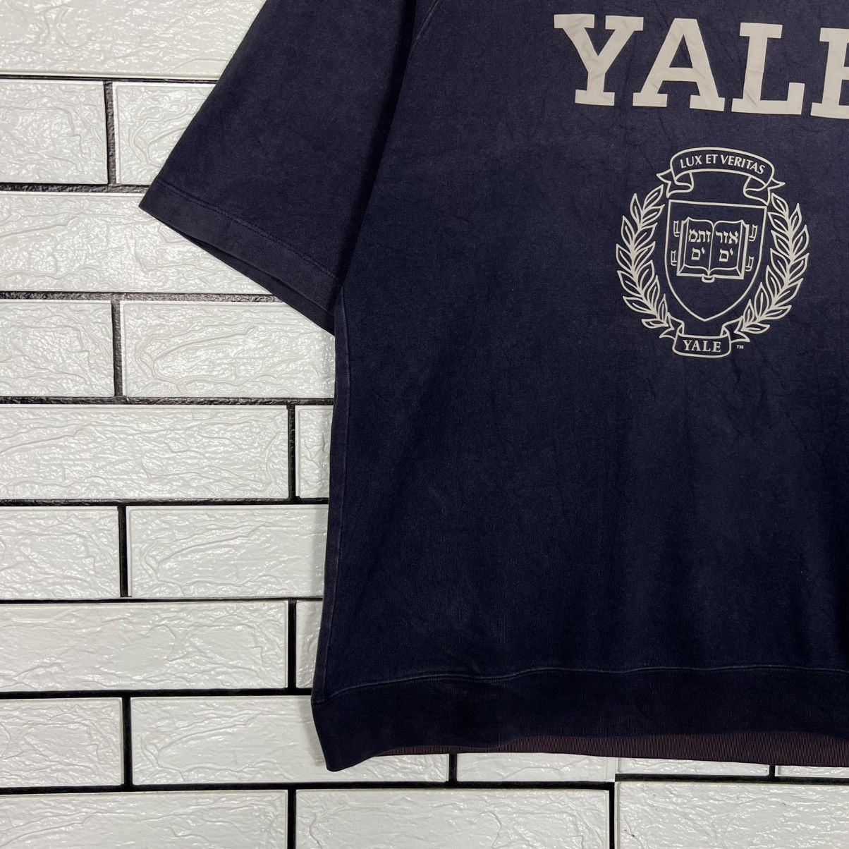 Uniqlo UNIQLO YALE University Big Logo T Shirt #4223-C192 Size US L / EU 52-54 / 3 - 6 Thumbnail