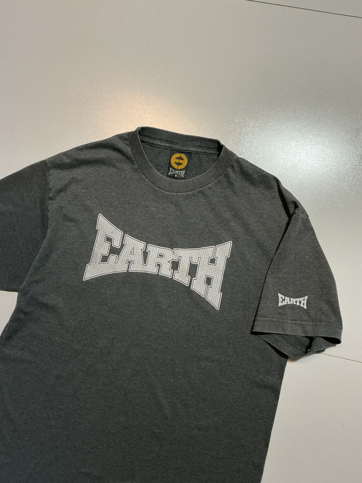 Vintage Vintage 90s Y2K Planet Earth Skateboards Graphic S/S T-Shirt Size US L / EU 52-54 / 3 - 4 Thumbnail