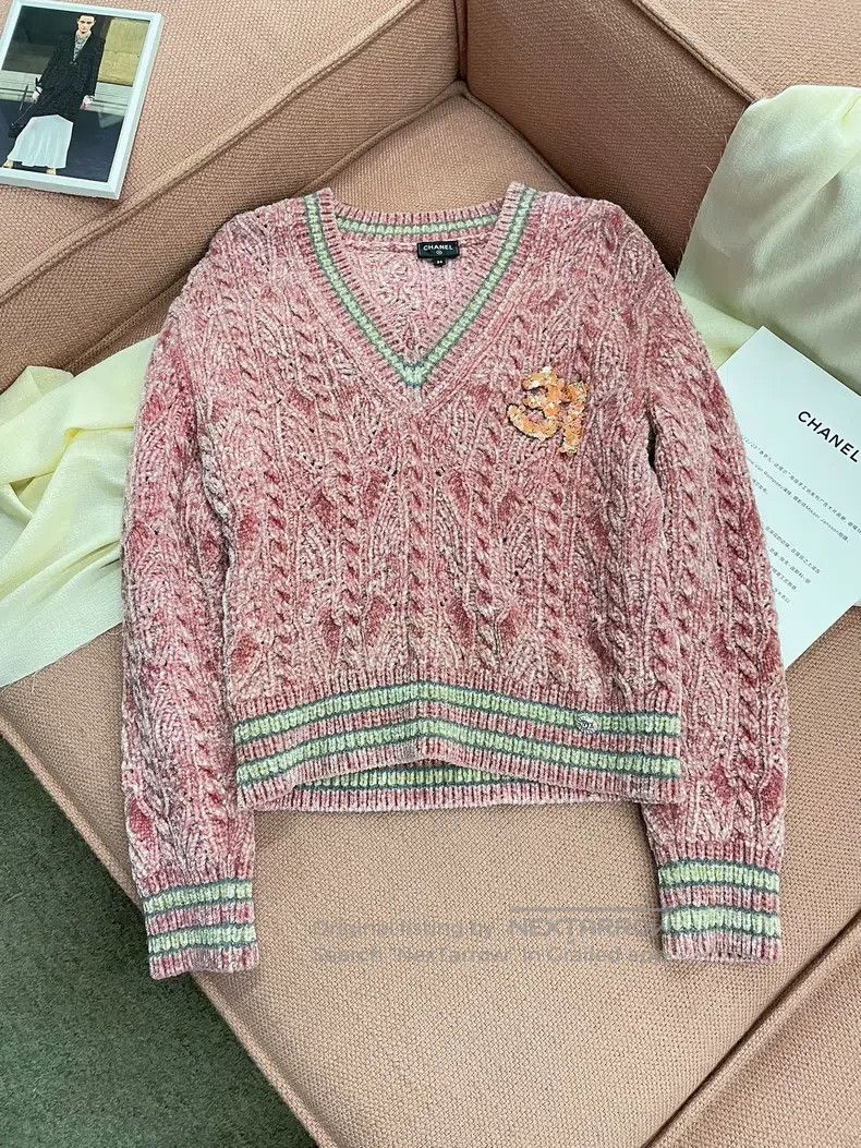 Chanel 22B pink V-neck velvet knit swester