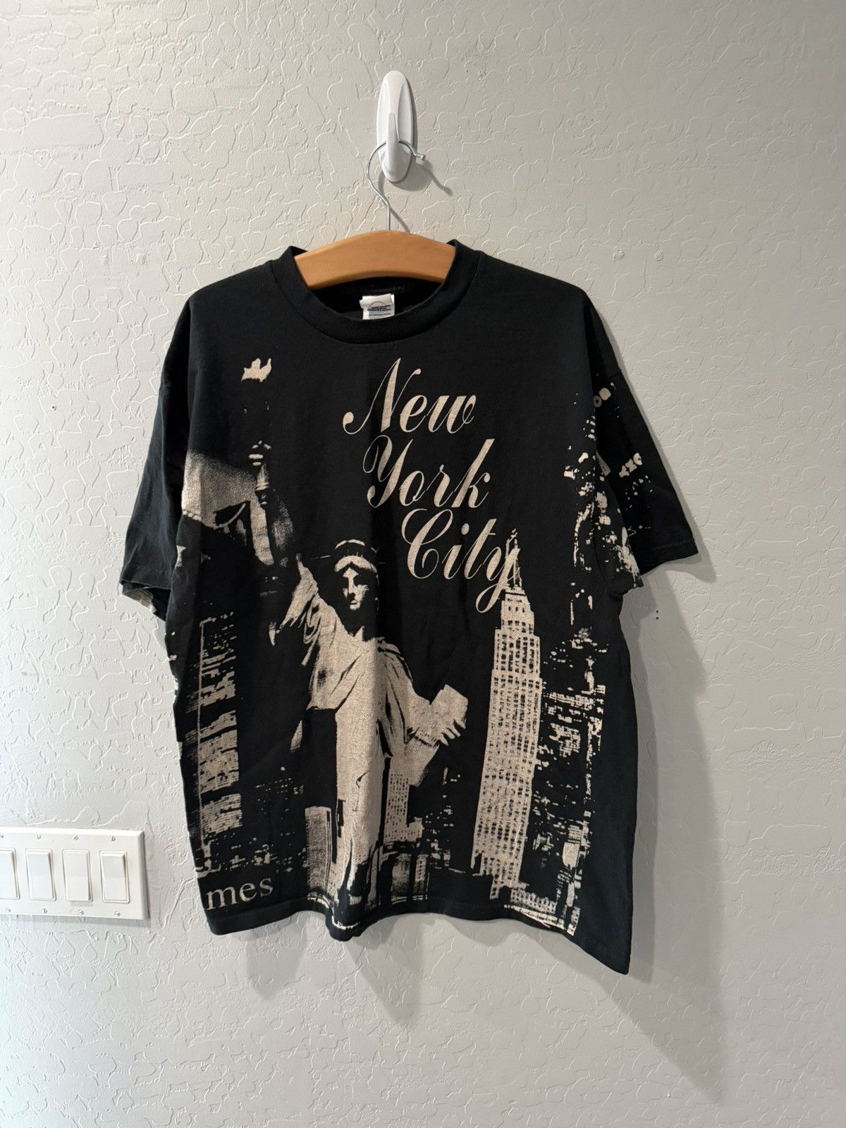 Delta Vintage New York City Skyline Twin Towers Size Large Bin 2 Size US L / EU 52-54 / 3 - 1 Thumbnail