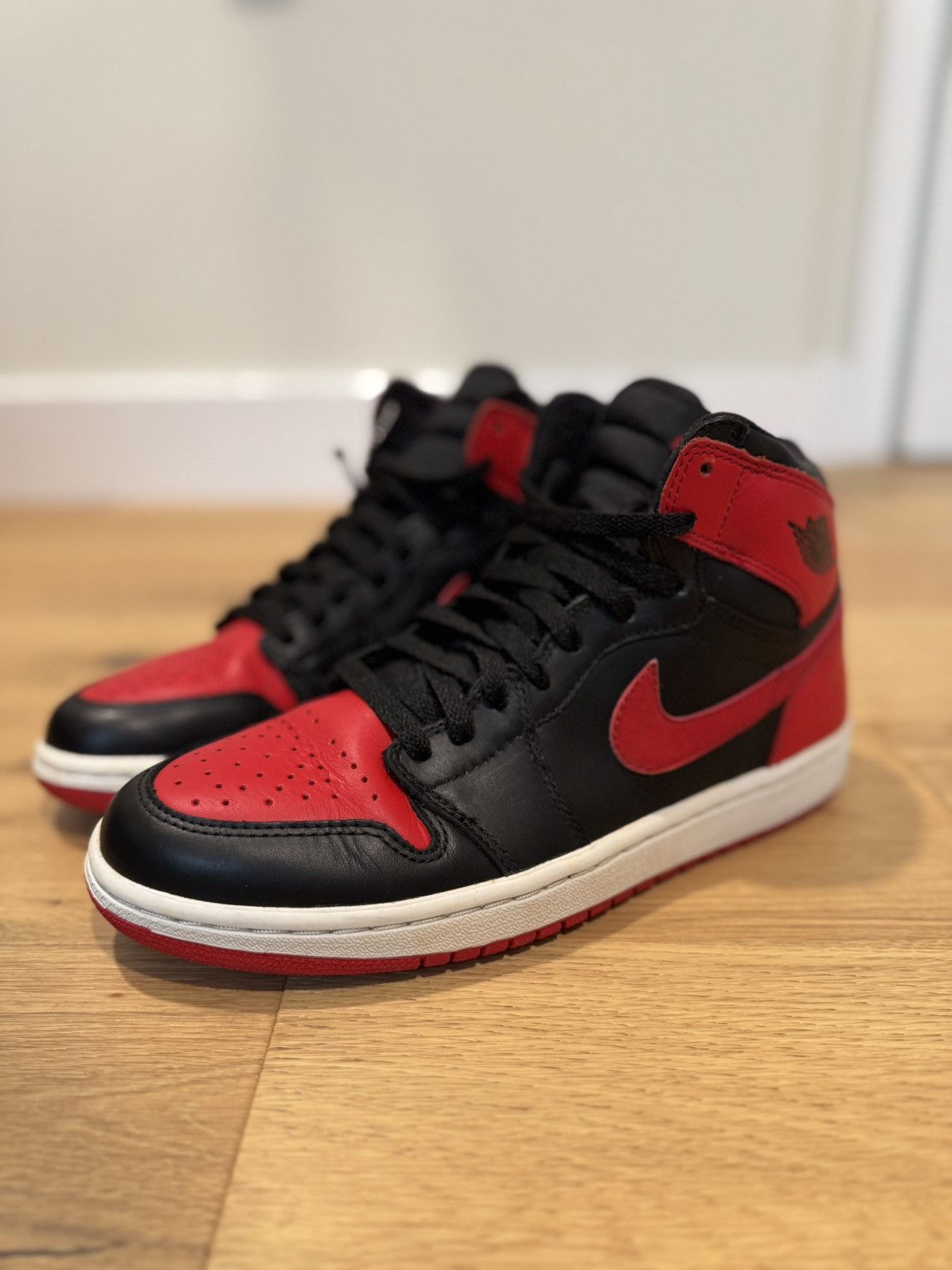 Jordan Brand × Nike Jordan I Black/Varsity Red Bred size 9. VNDS Size US 9 / EU 42 - 3 Thumbnail