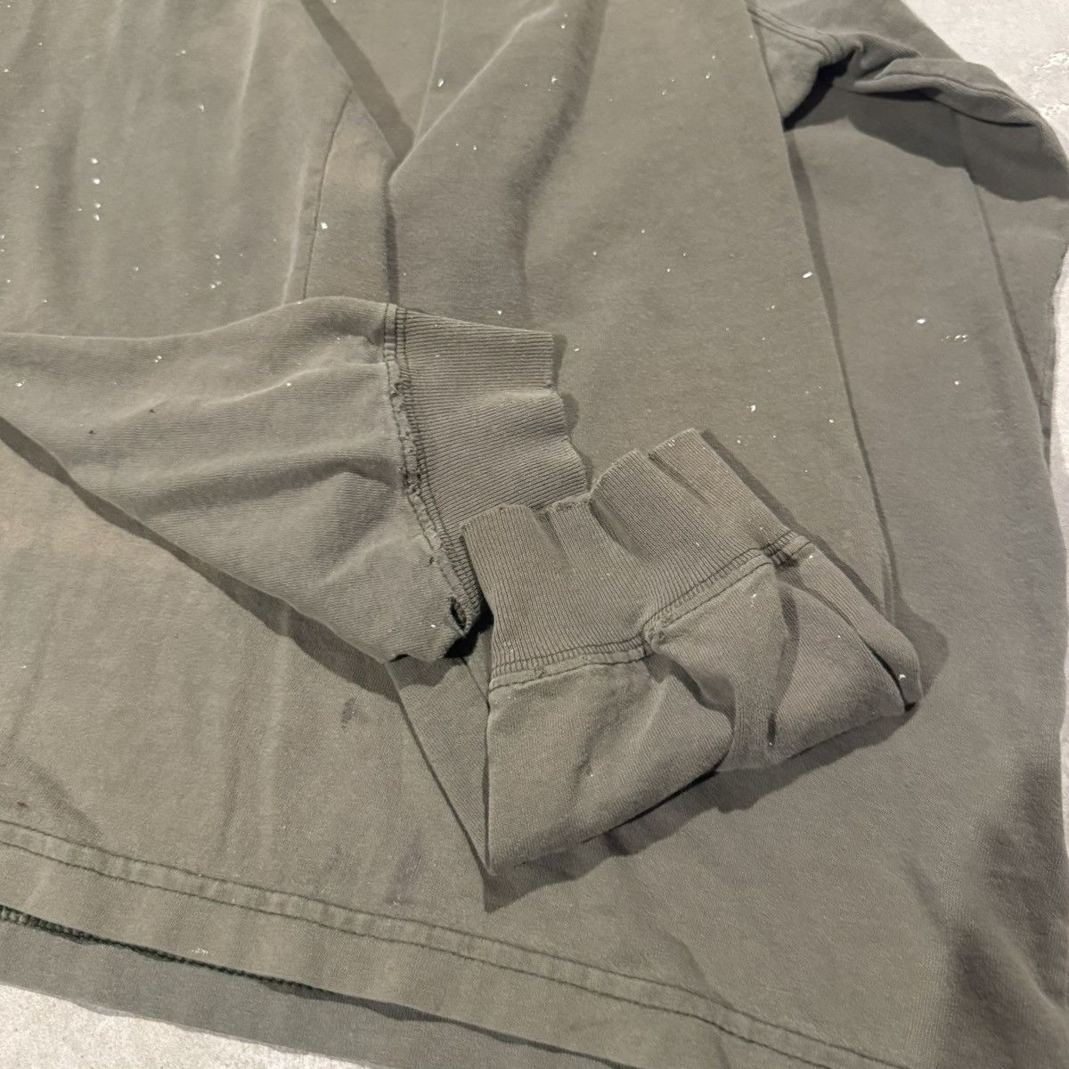 Carhartt 2000s Carhartt Faded Distressed Paint Splatter Tee ERD Olive Size US XL / EU 56 / 4 - 5 Thumbnail