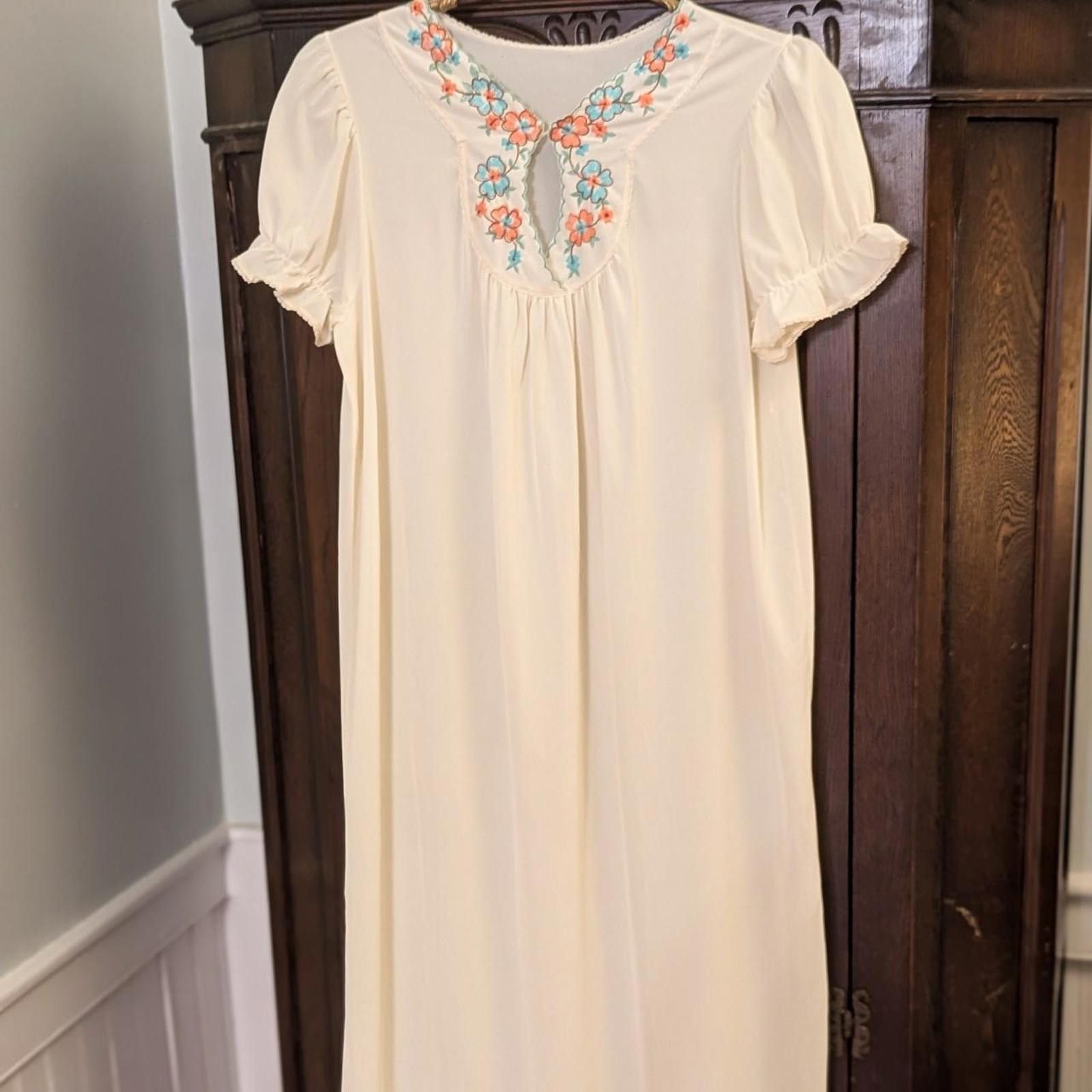 Other Vintage DREAM AWAY Cream Gown Size ONE SIZE - 2 Thumbnail
