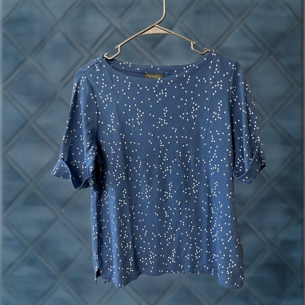 Vintage VINTAGE Style & Co Shirt Women's Petite Large Short Sleeve Stars Print Blue T-Shirt Blouse Size L / US 10 / IT 46 - 1 Thumbnail