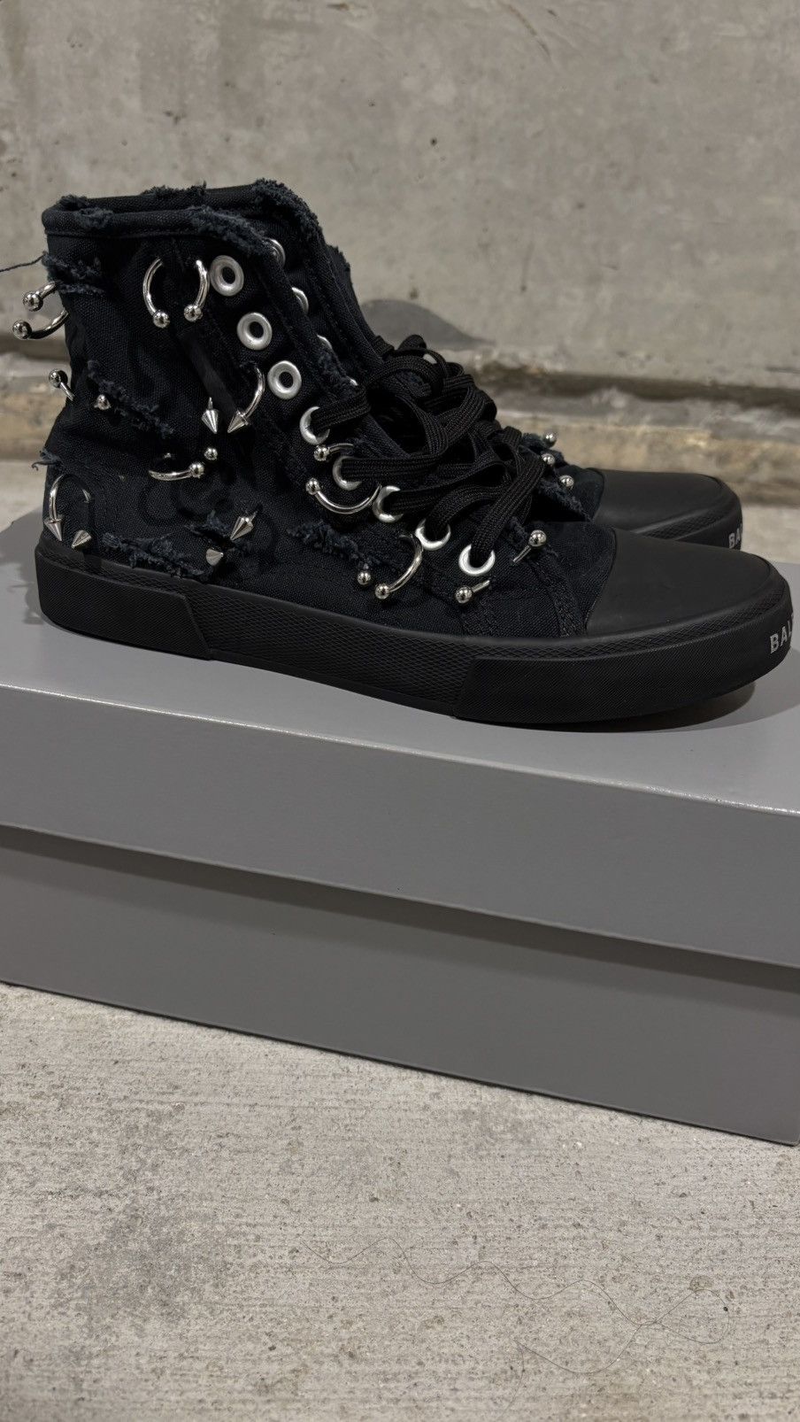 Balenciaga Balenciaga Distressed Pierced Paris Sneaker Size US 9 / EU 42 - 2 Thumbnail