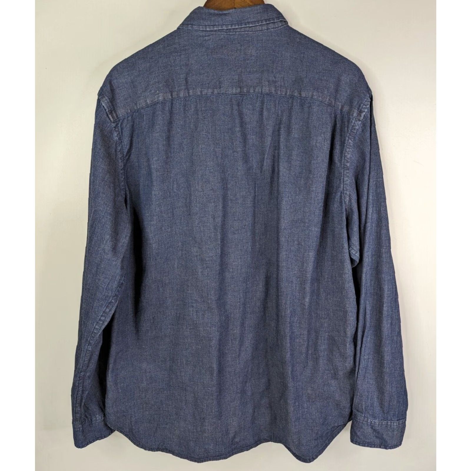 Old Navy Old Navy Everyday Shirt Chambray Men’s XL Long Sleeve Button-Up with Pocket, Dark Wash Size US XL / EU 56 / 4 - 4 Thumbnail
