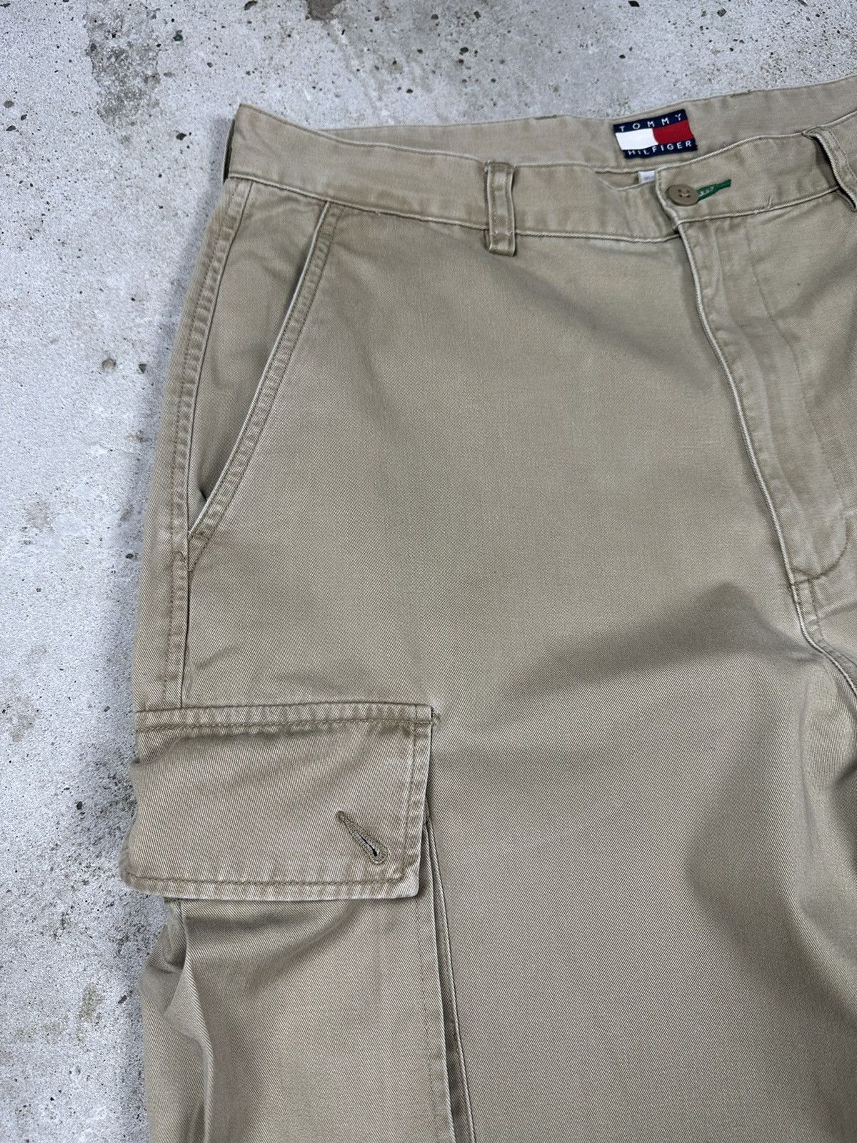 Tommy Hilfiger × Vintage Vintage Y2K Tommy Hilfiger Beige Baggy Cargo Pants Size US 33 - 8 Thumbnail