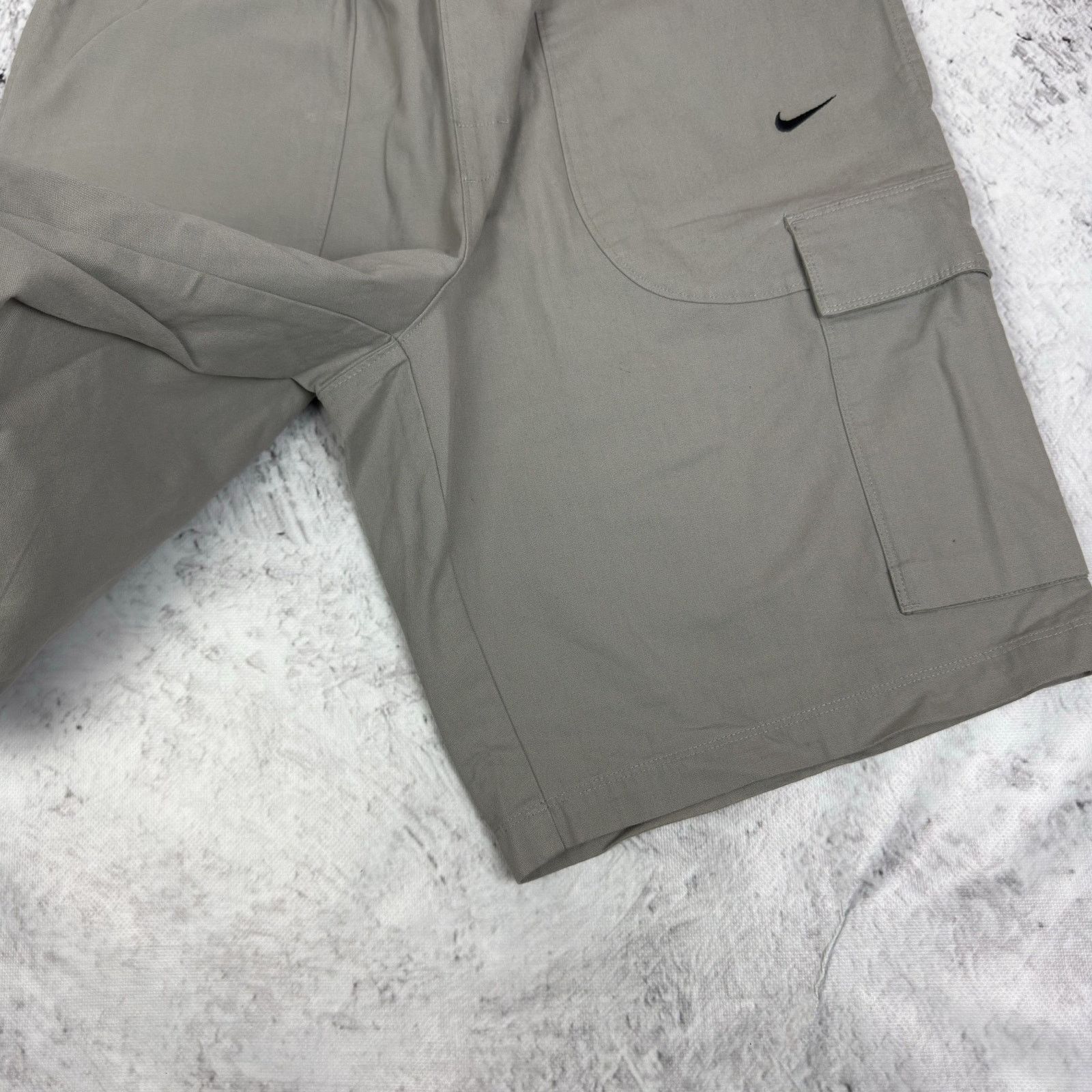 Nike Nike Men's gray Black Cotton Logo Solo Swoosh Cargo Shorts Size US 30 / EU 46 - 6 Thumbnail