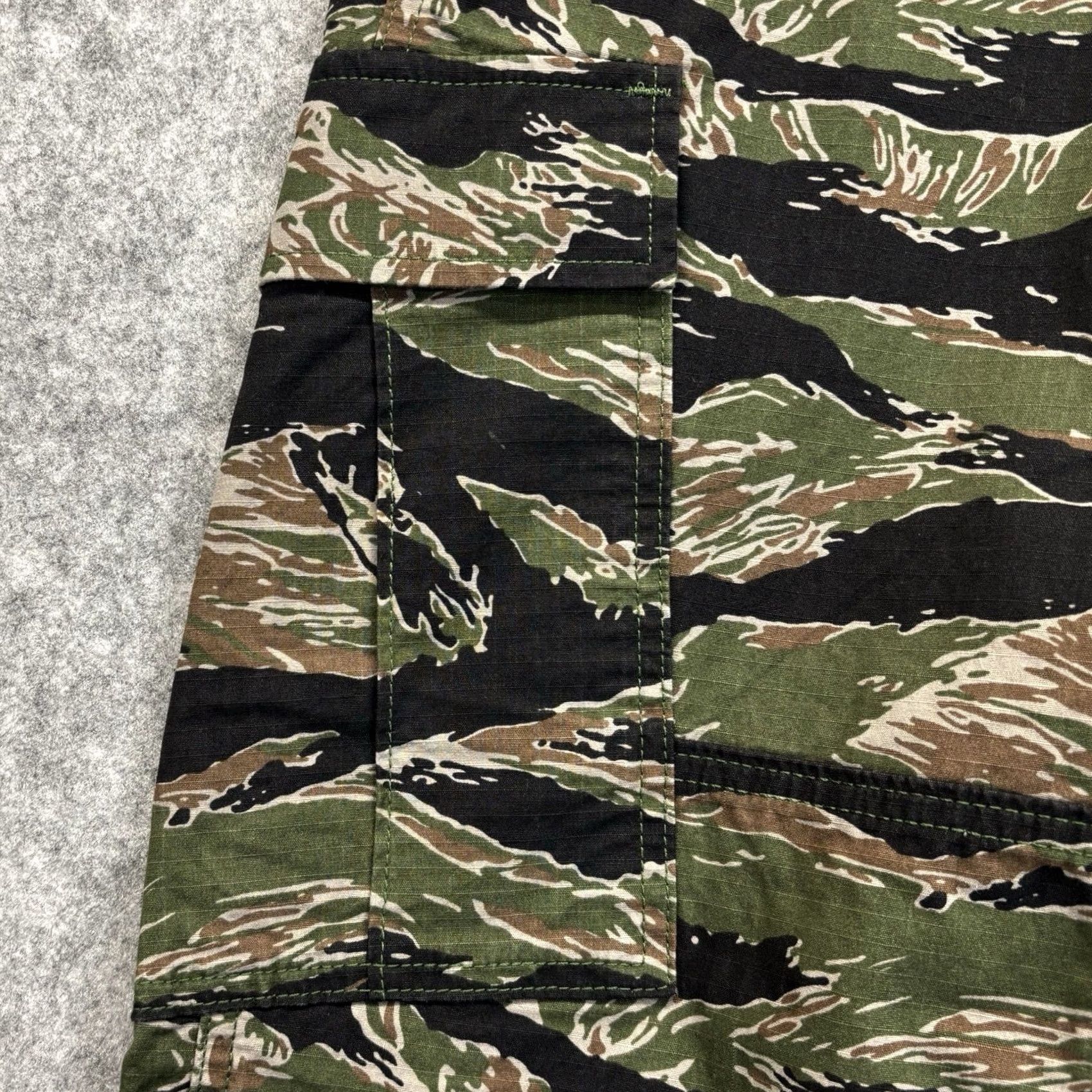 Levi's Levi's Lo Ball Cargo Trousers W32 L29.5 in Green Camo Slim Men Regular 32" Waist Cotton Blend Zip Fly Pocketed Slim Fit Mens Size US 32 / EU 48 - 3 Thumbnail