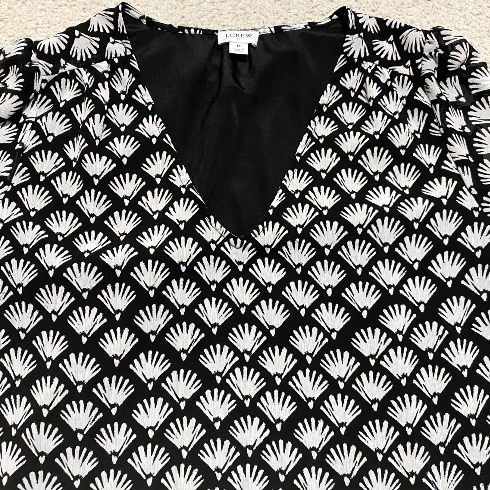 J.Crew J. Crew Womens Medium Shirt Black Geometric Short Sleeve V-neck Lined Chiffon Size M / US 6-8 / IT 42-44 - 6 Thumbnail