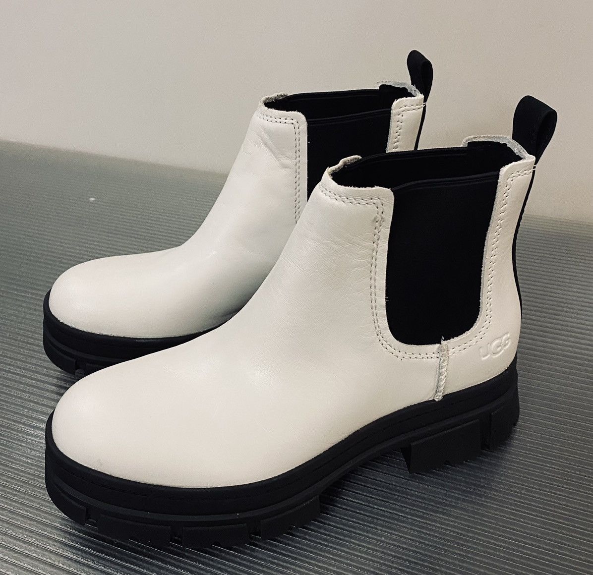 Ugg Ugg Ashton Chelsea white waterproof lug sole boots 9 NWOB Size US 9 / IT 39 - 1 Thumbnail