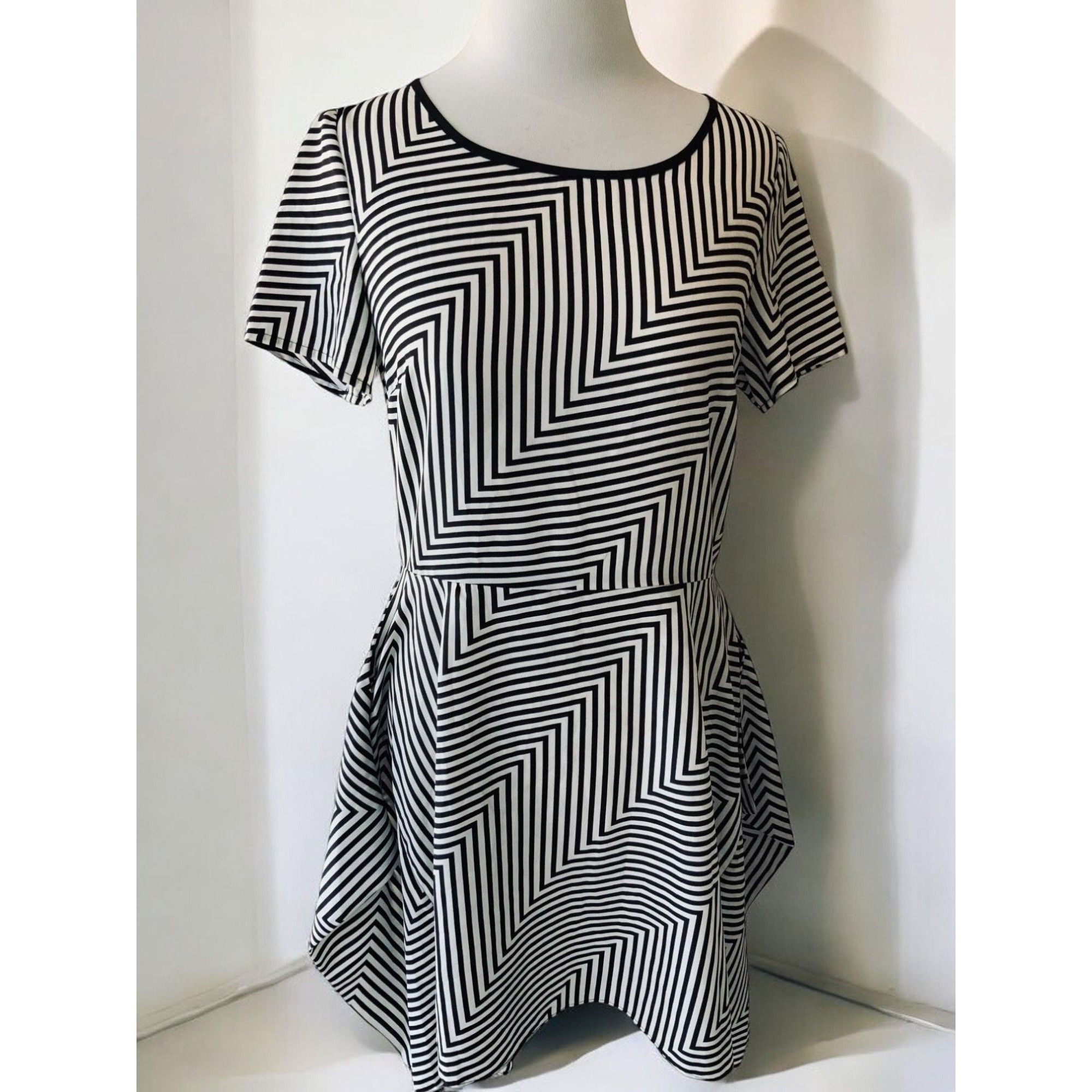 Bcbgmaxazria BCBGMAXAZRIA Womens Short Sleeve Chevron Print NEW Medium Size M / US 6-8 / IT 42-44 - 1 Thumbnail