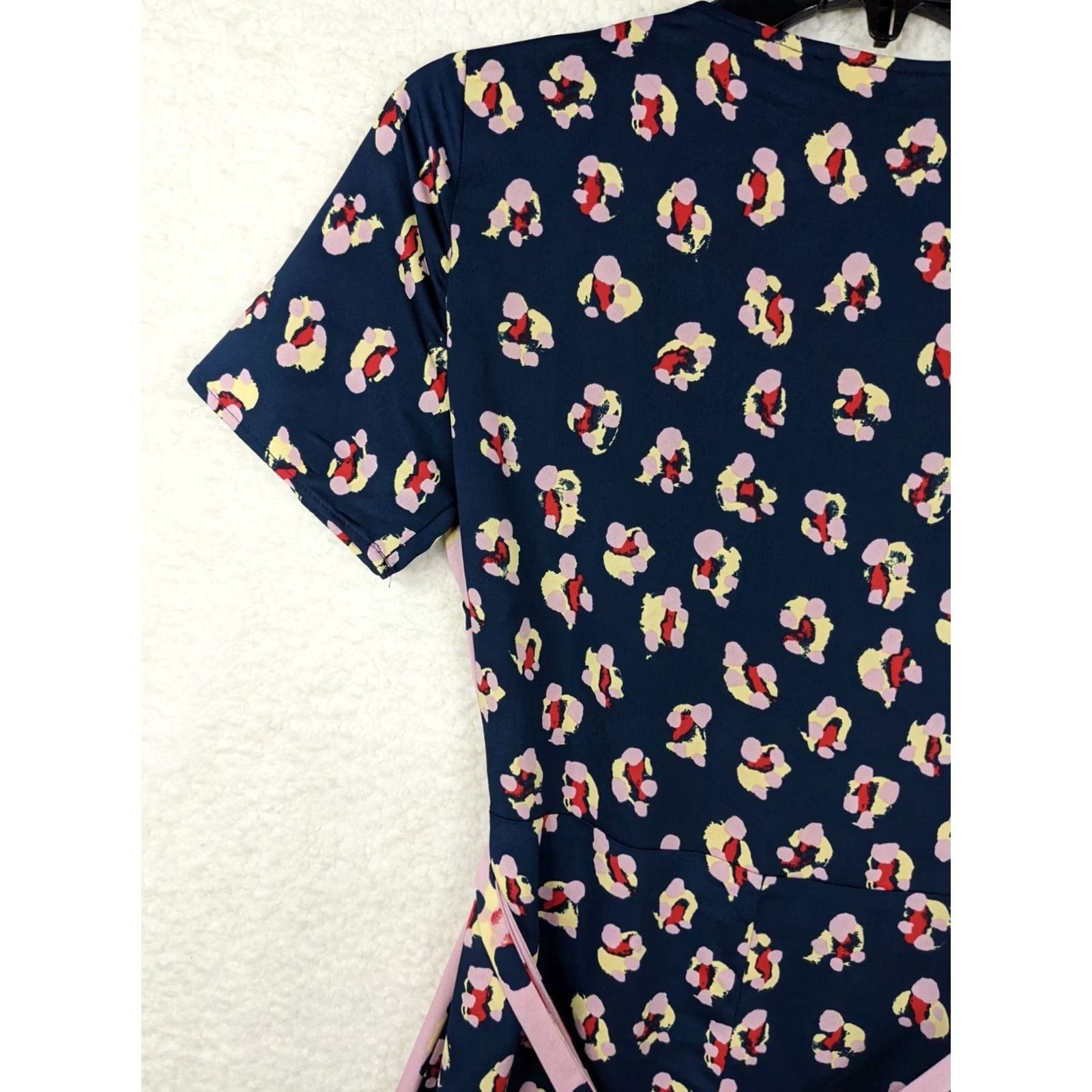 BCBGeneration BCBGeneration Dress Pink Floral Short Sleeve XS V-Neck Wrap A-Line Women's 100% Polyester Knee Length Size 26" / US 2 / IT 38 - 5 Thumbnail