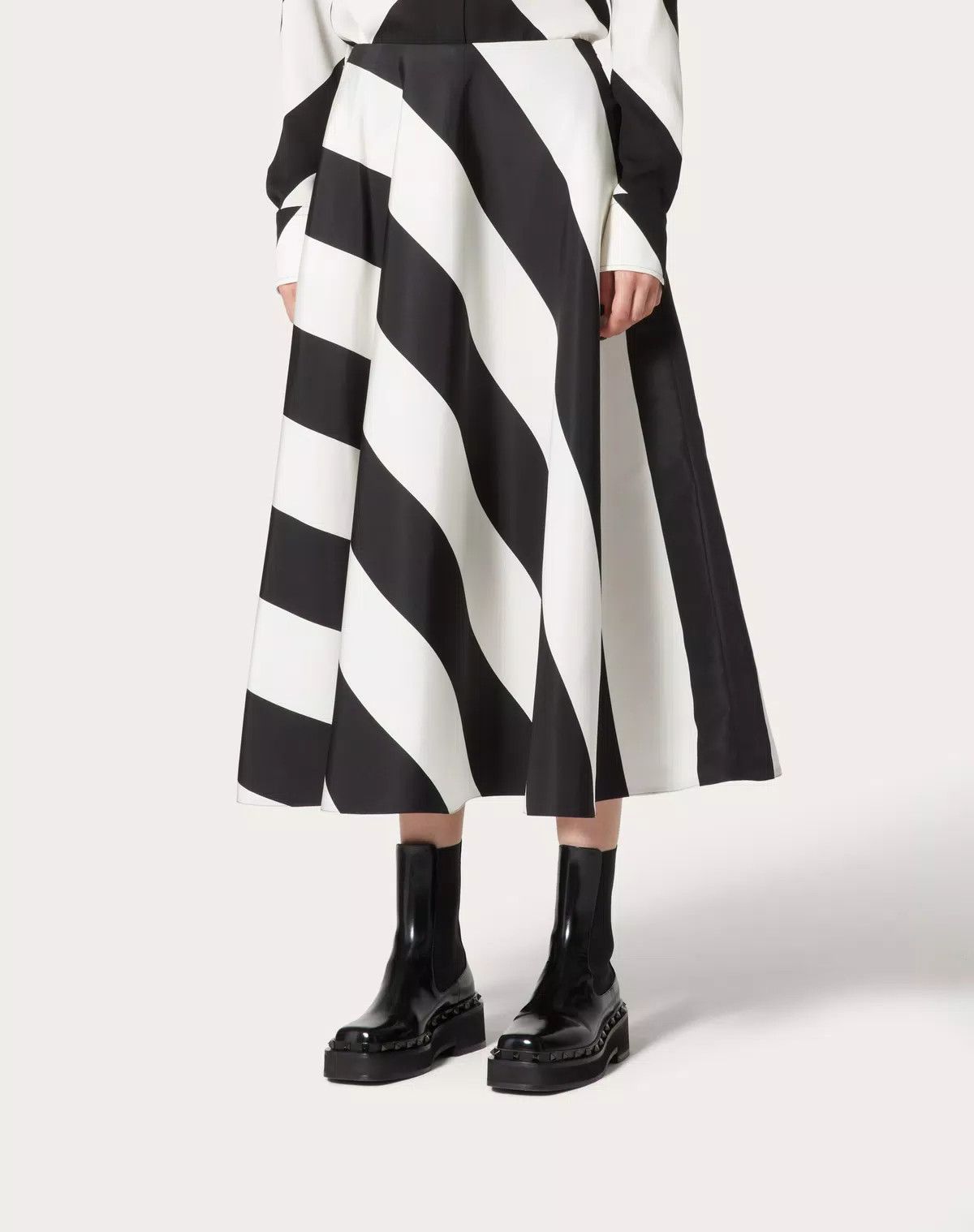 Valentino o1s1wg110625 Strhype Crepe Couture Midi Skirt in Black/White Size 30" / US 8 / IT 44 - 4 Thumbnail