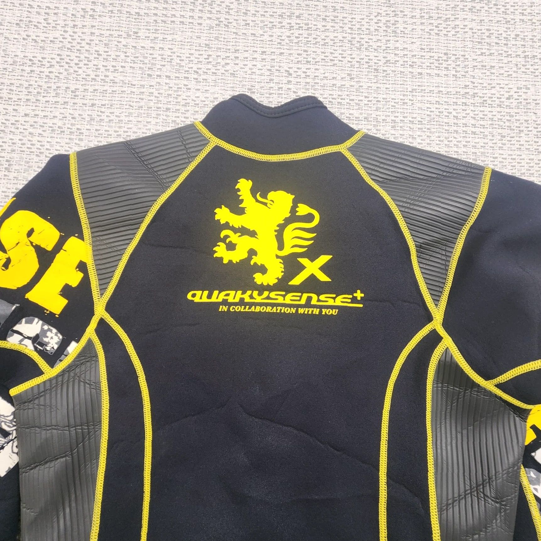 Quaksense X Jacket Mens Small Black Yellow Full Zip Wetsuit Neoprene Surf Top