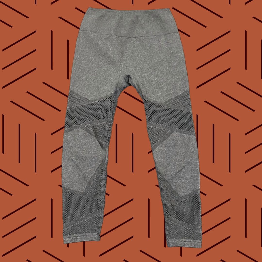 Fabletics Fabletics Leggings Womens XS/S Gray Capris Cropped 20" Pure Luxe Gym Yoga Pants Size 28" / US 6 / IT 42 - 1 Thumbnail