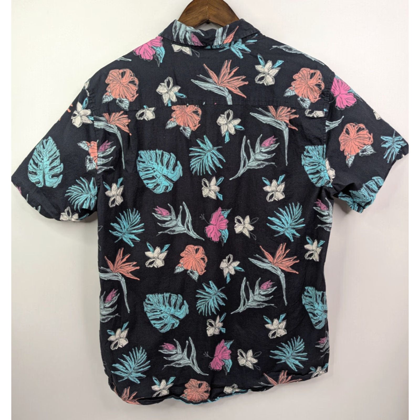Hurley Hurley Button-Up Shirt Hawaiian Aloha Tropical Floral Men’s Size Large Multicolor Short Sleeve Collared Pocketed Casual Beach 90s Theme Mens Size US L / EU 52-54 / 3 - 3 Thumbnail