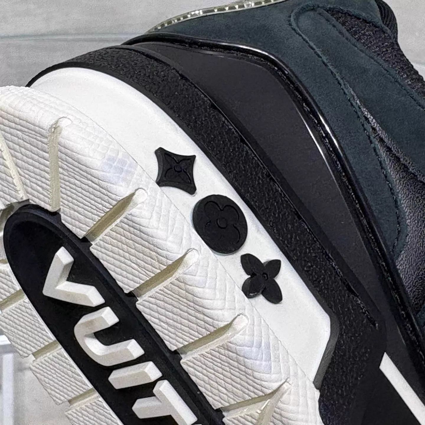 Louis Vuitton Louis Vuitton LV Skate Black White Shoes UK5 (39) Size US 6 / EU 39 - 9 Thumbnail