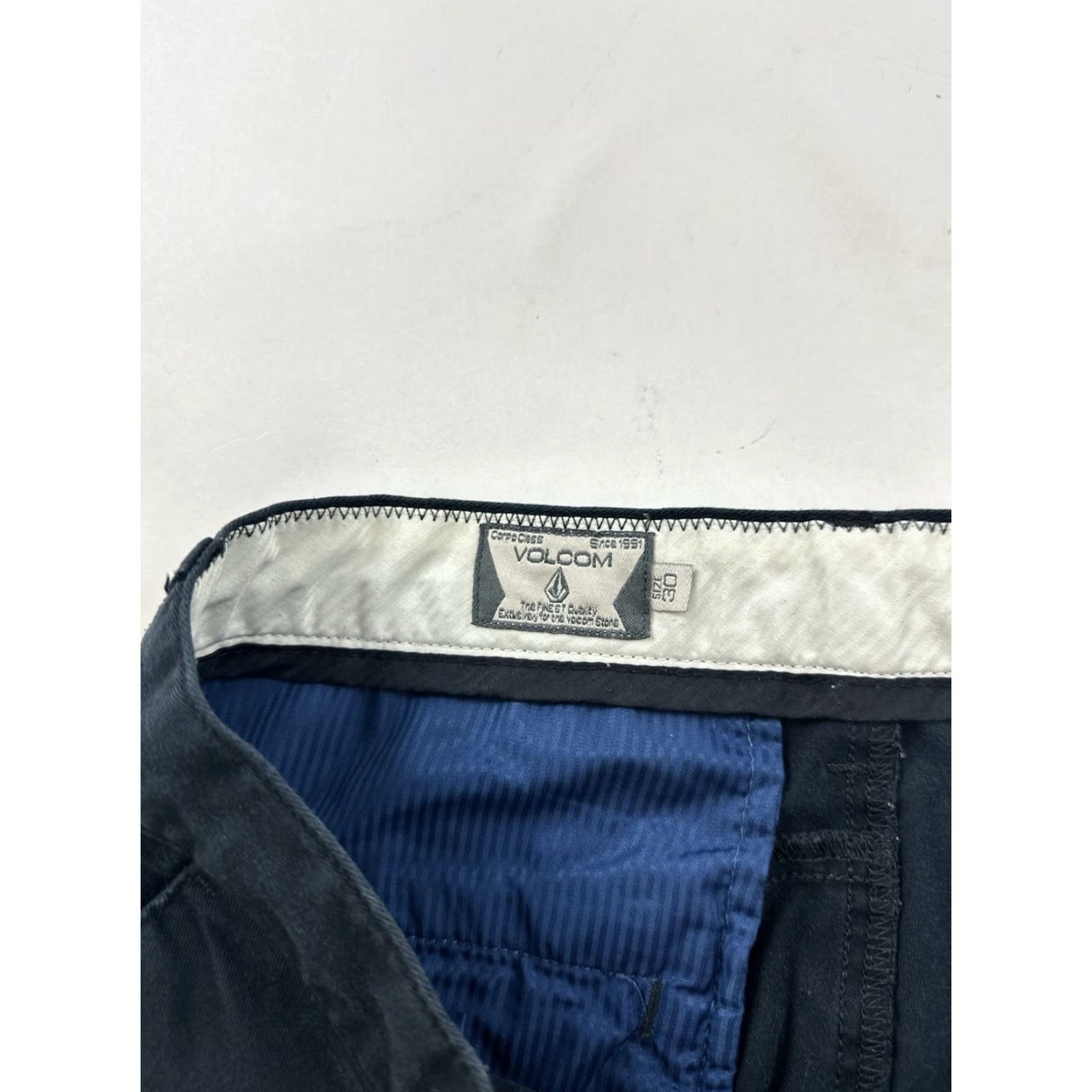 Volcom Volcom Shorts Mens Size 30 Black Flat Front Casual Outdoor Beach Skater Pockets Stretch Size US 30 / EU 46 - 3 Thumbnail