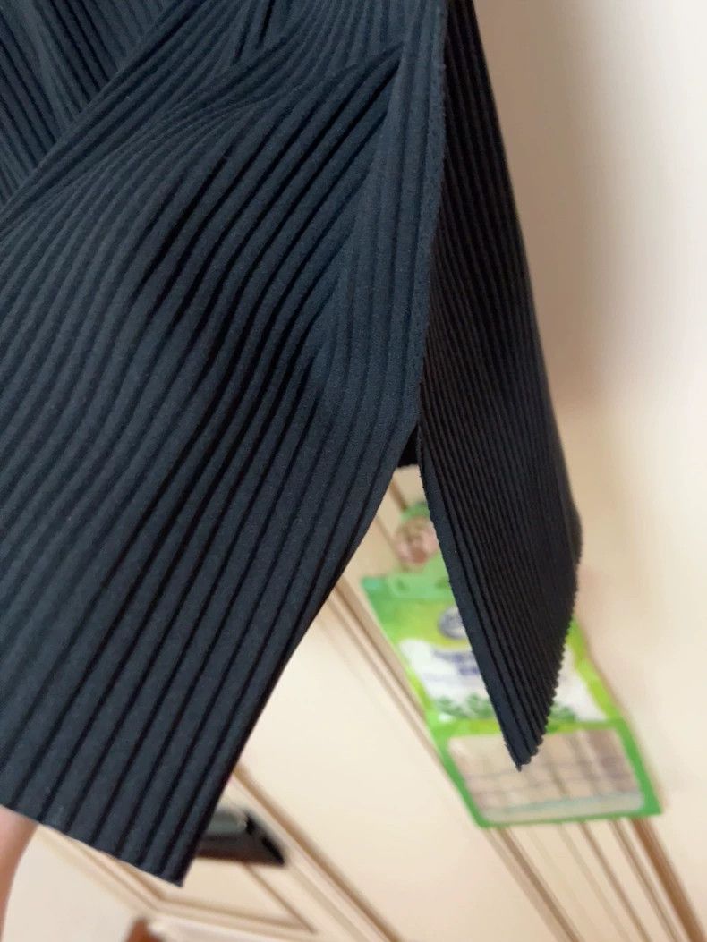 Issey Miyake Issey Miyake size:one size Black pleated skirt Size 42" / US 20 - 2 Thumbnail
