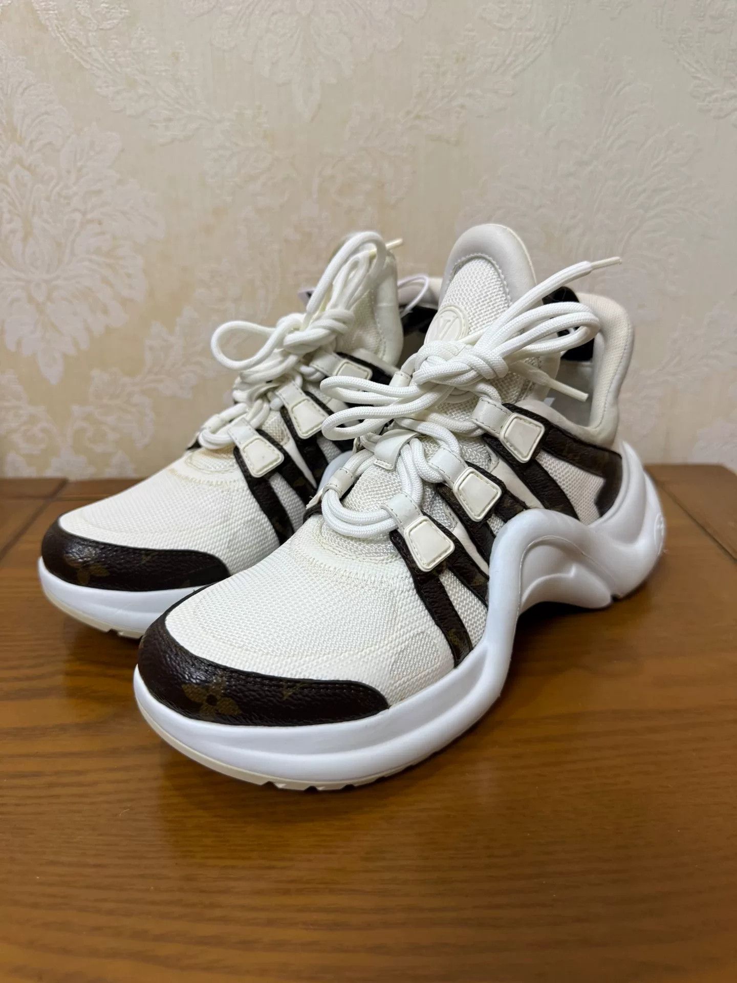 Louis Vuitton Louis Vuitton Leather White Lowtop Sneakers us_7 Women Size US 7 / IT 37 - 1 Thumbnail