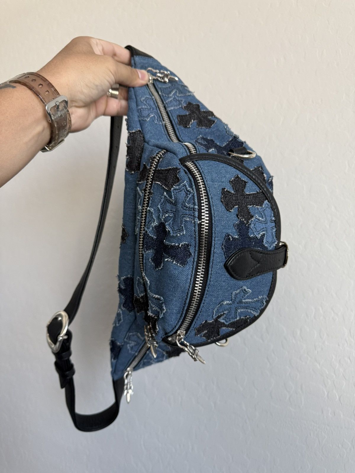 chrome hearts MINI SNAT PACK DENIM バッグ Chrome Hearts Blue Denim Embroidered Cross Patch Snat Bag – Savonches