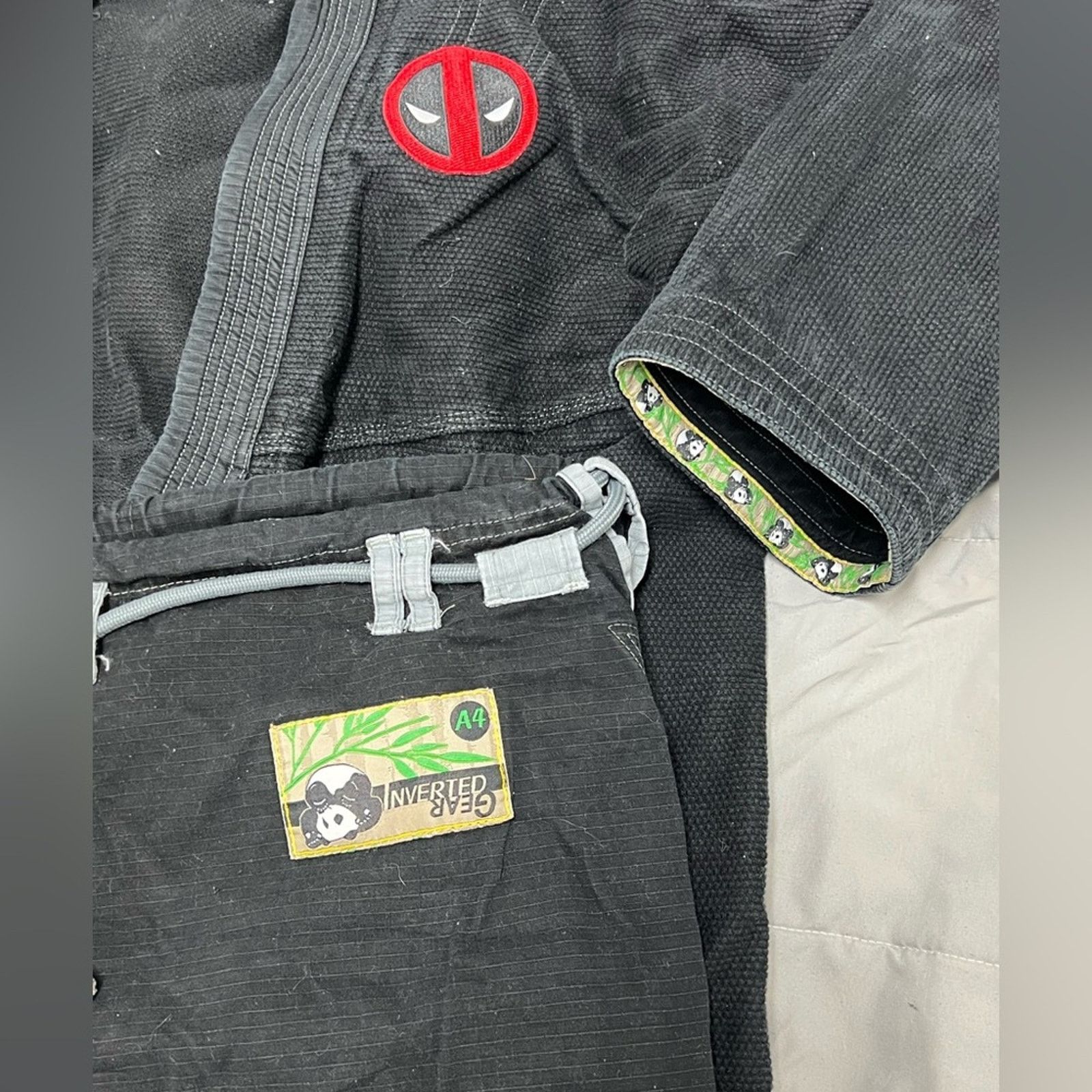 CMMAWEAR Inverted Gear BJJ Gi | Top Quality BJJ Kimono A4 DEADPOOL Size US L / EU 52-54 / 3 - 4 Thumbnail