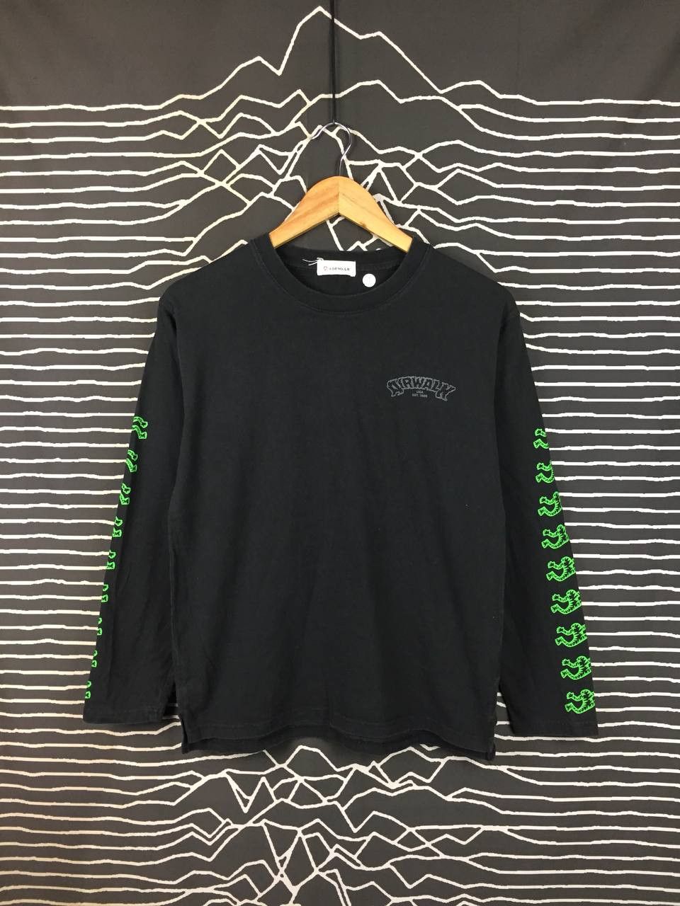 Airwalk Vtg Airwalk Skateboards Running Man Logo Long Sleeve Tee Size US S / EU 44-46 / 1 - 2 Thumbnail