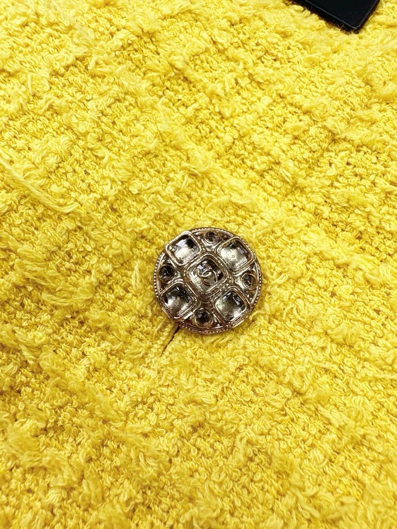 Chanel Chanel 22s spring and summer yellow skirt Size 24" / US 00 / IT 34 - 3 Thumbnail