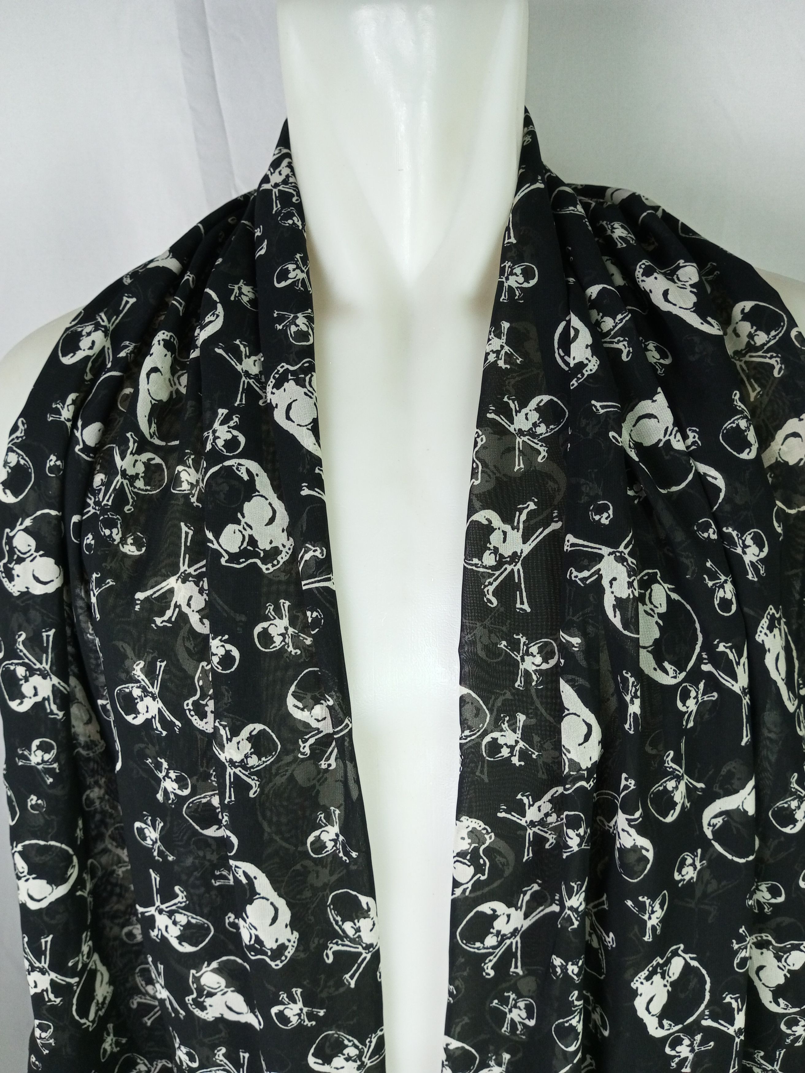 Japanese Brand Skulls scarf Inspired by Alexander Mcqueen Size ONE SIZE - 2 Thumbnail