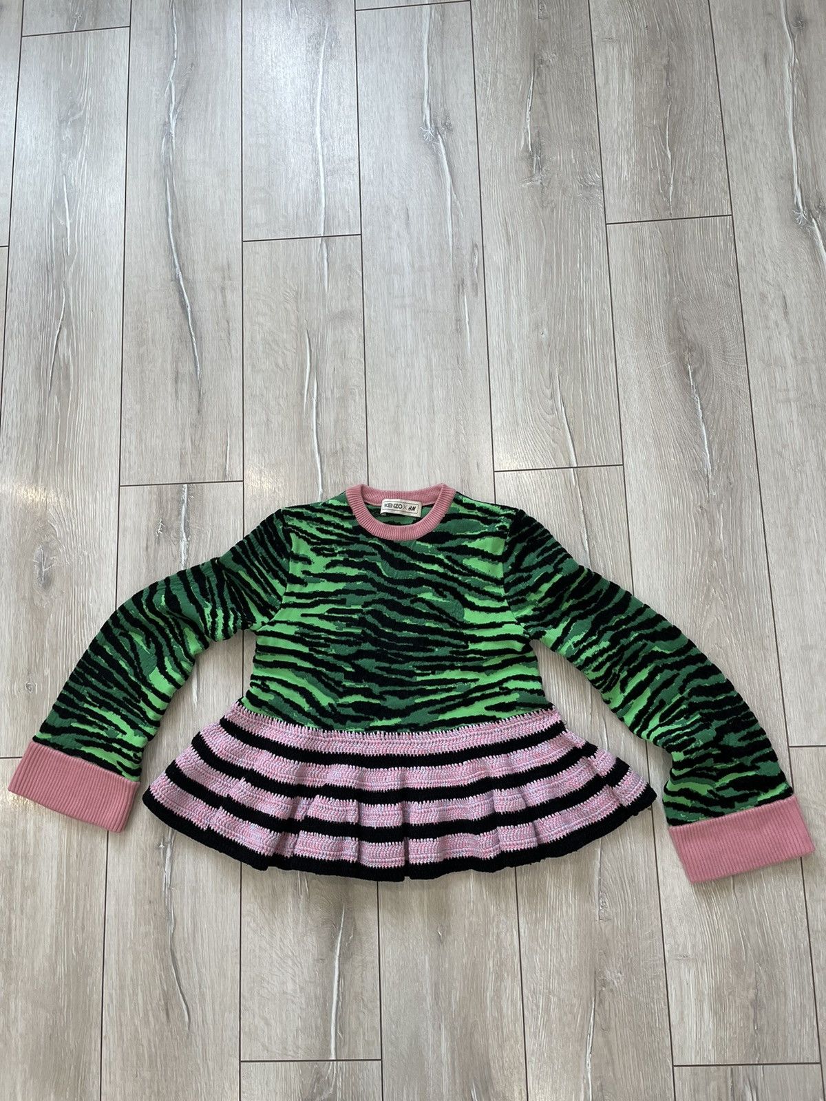 H&M × Kenzo × Vintage Kenzo x H&M Green/Pink Tiger Pattern Knit Sweater Size XS / US 0-2 / IT 36-38 - 1 Thumbnail