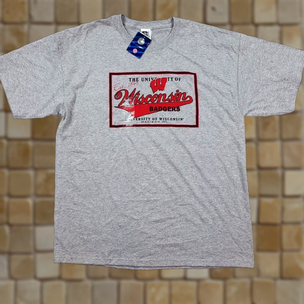 NCAA VINTAGE Wisconsin Badgers Football NCAA Size XL College Gray School Retro T Shirt Men Size US XL / EU 56 / 4 - 1 Thumbnail