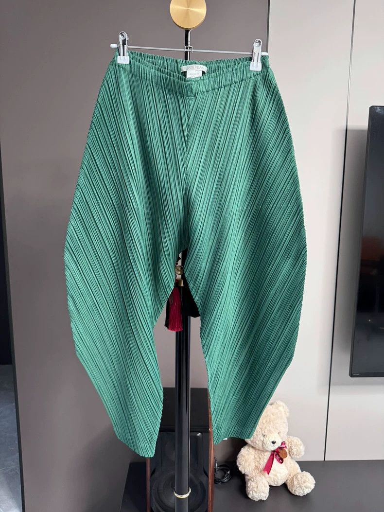 Issey Miyake Issey Miyake size:3 Dark green special-shaped balloon pant Size 22" - 1 Thumbnail