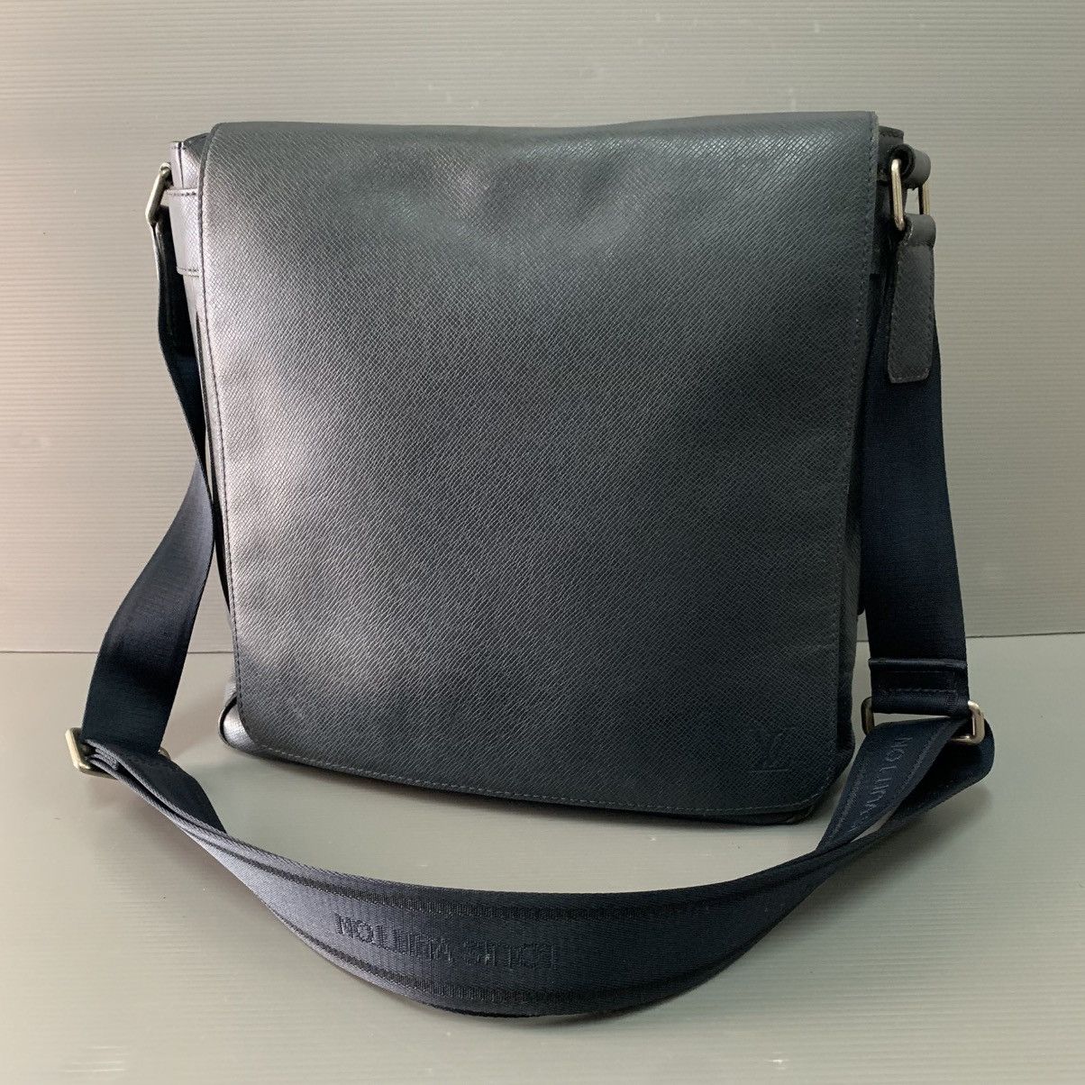 Louis Vuitton Louis Vuitton Taiga Leather Mesengger Bag Size ONE SIZE - 3 Thumbnail
