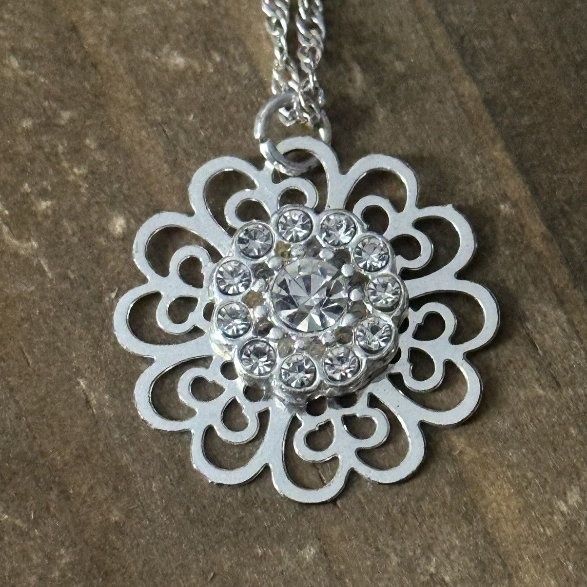 Other Lauren Conrad silver tone rhinestone flower pendant necklace Size ONE SIZE - 3 Thumbnail