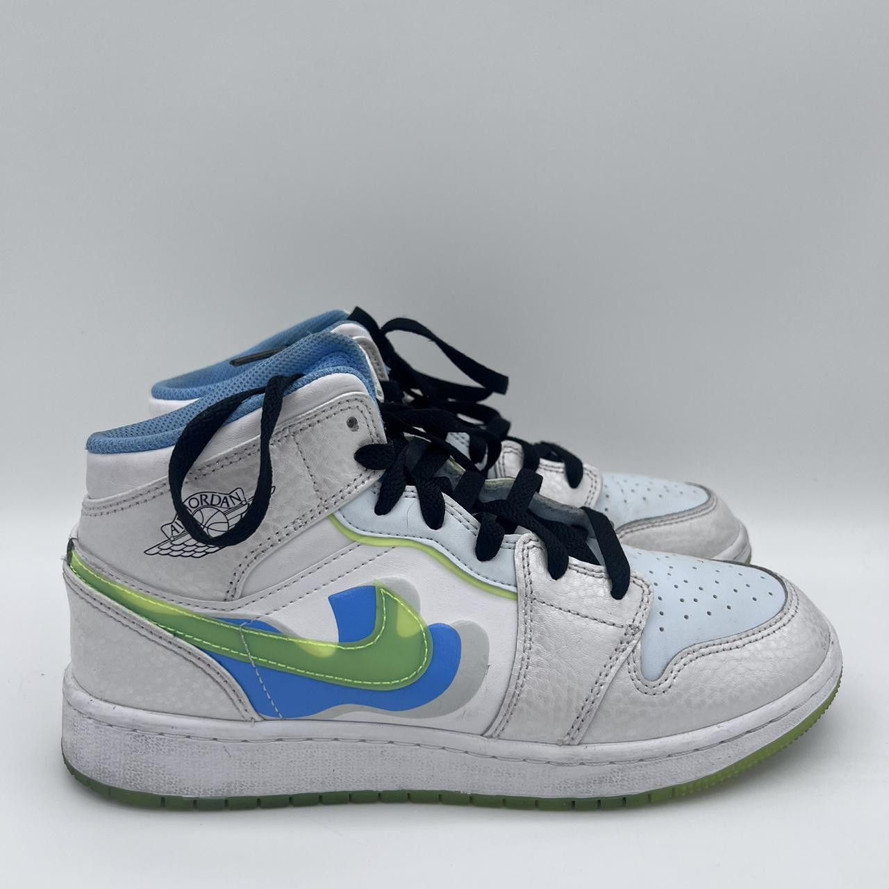 Nike Nike Air Jordan 1 Mid SE GS Platinum Volt DV1314-017 Size 6 Size US 6 / EU 39 - 1 Thumbnail