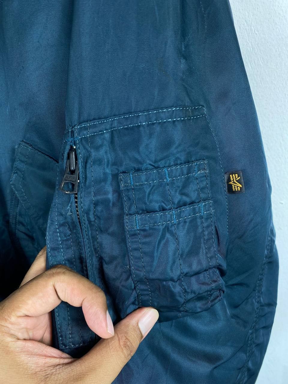 Alpha Industries alpha industries bomber jacket slightly distressed Size US L / EU 52-54 / 3 - 13 Thumbnail