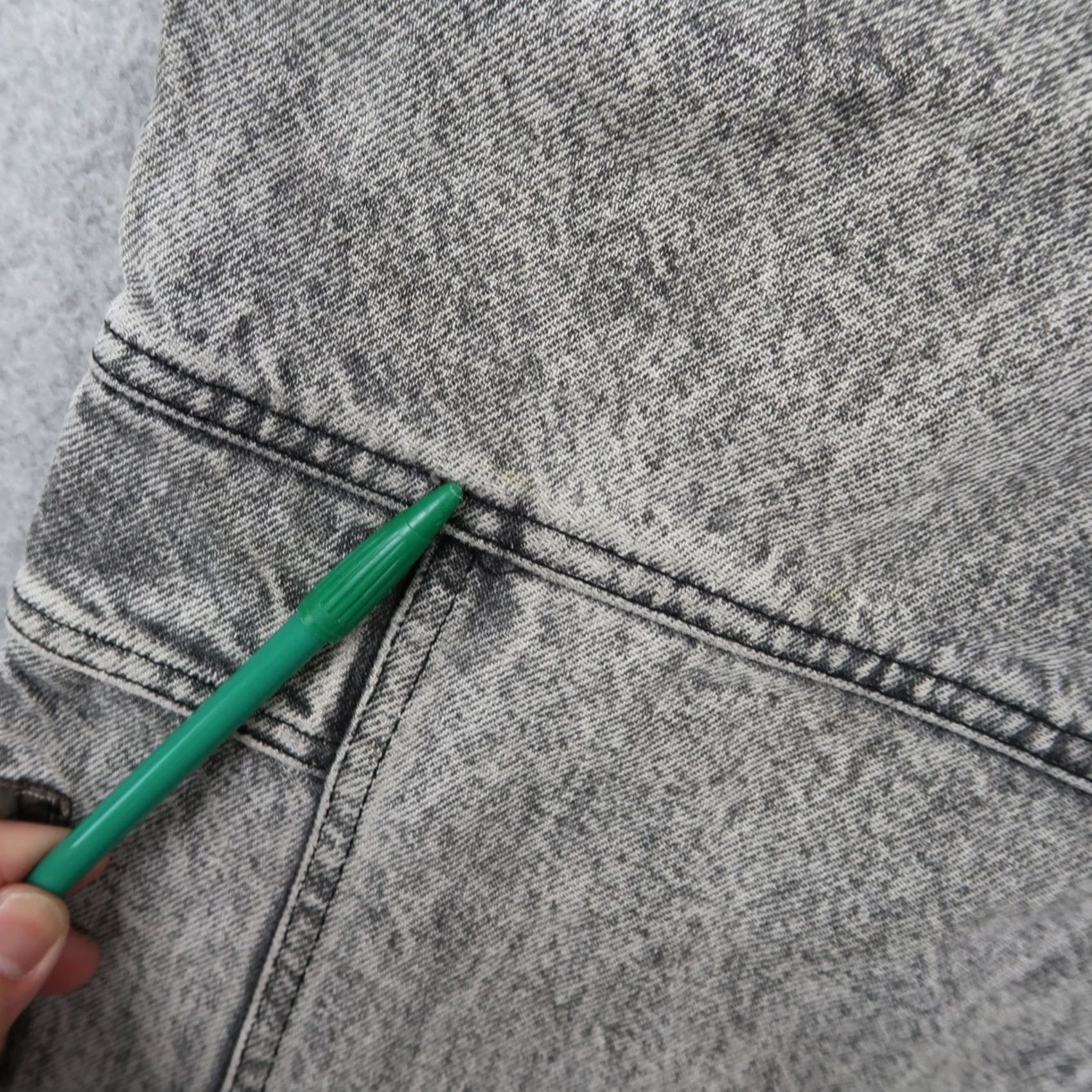 Lee VTG 80s Lee Air Gear Denim Shorts Gray Size 26 Acid Wash Pockets 5-Pocket Preppy Vintage Unisex Adults Mens Womens Size US 26 / EU 42 - 4 Thumbnail