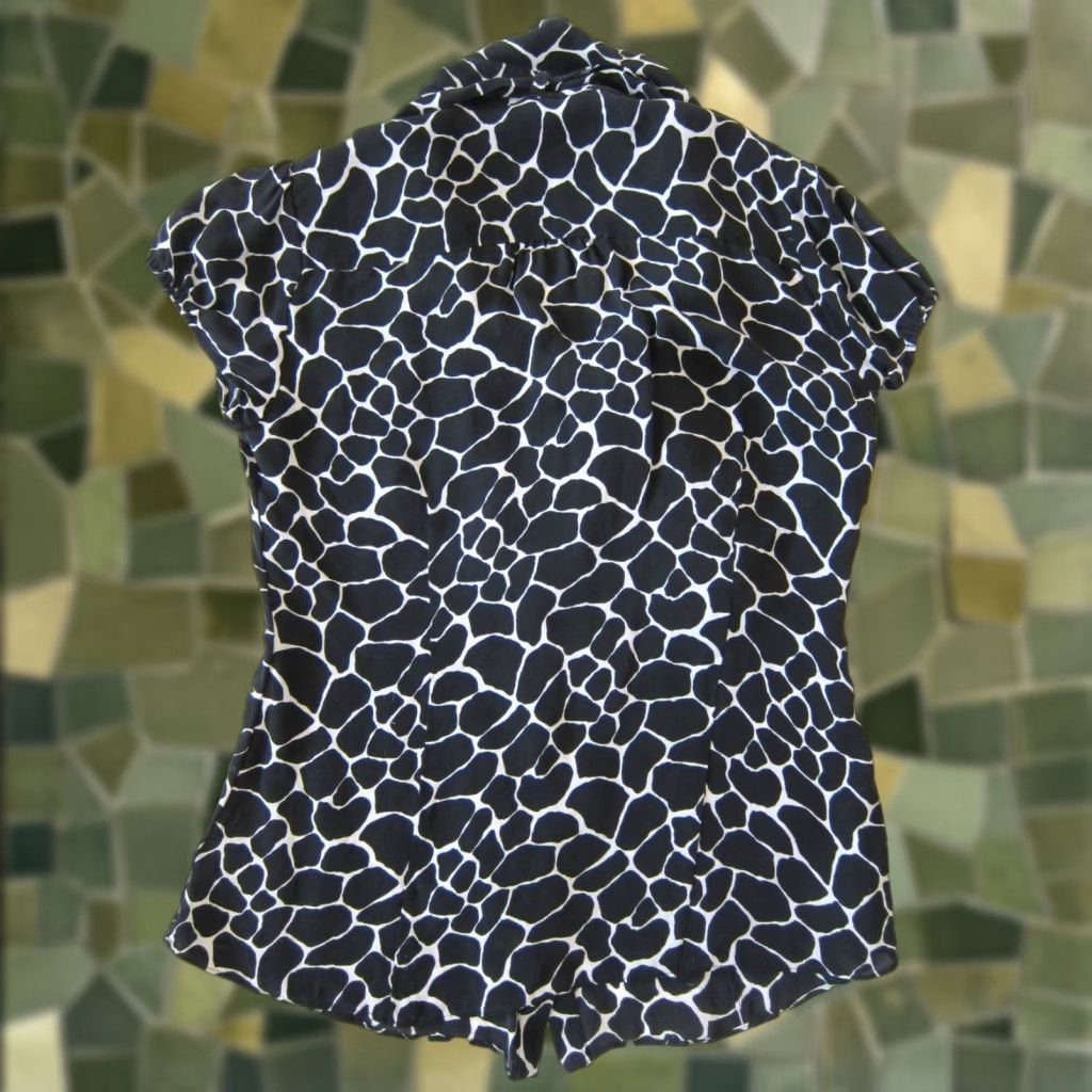 White House Black Market White House Black Market Blouse 2 Women Zebra Print Silk Button Down Short Sleeve 100% Silk Size XS / US 0-2 / IT 36-38 - 1 Thumbnail