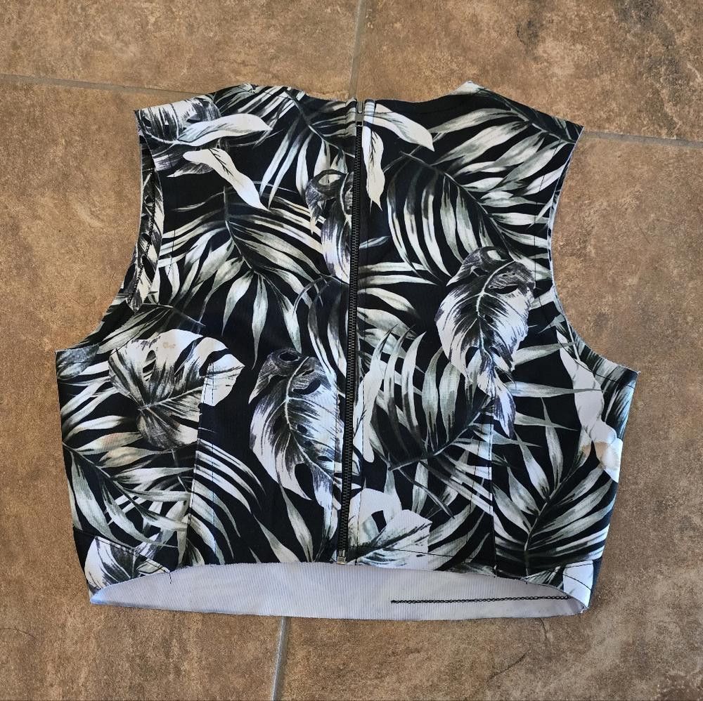 Forever 21 Black White Tropical F21 Cropped Tank Size S / US 4 / IT 40 - 2 Thumbnail