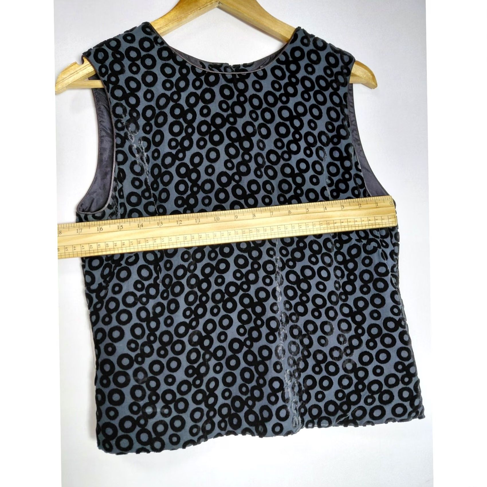 Banana Republic Banana Republic Black Rayon Silk Sleeveless Top Circle Crew Neck Women Size 12 Blouse Casual Workwear Button Handwash? Dry Clean Only Size XL / US 12-14 / IT 48-50 - 5 Thumbnail