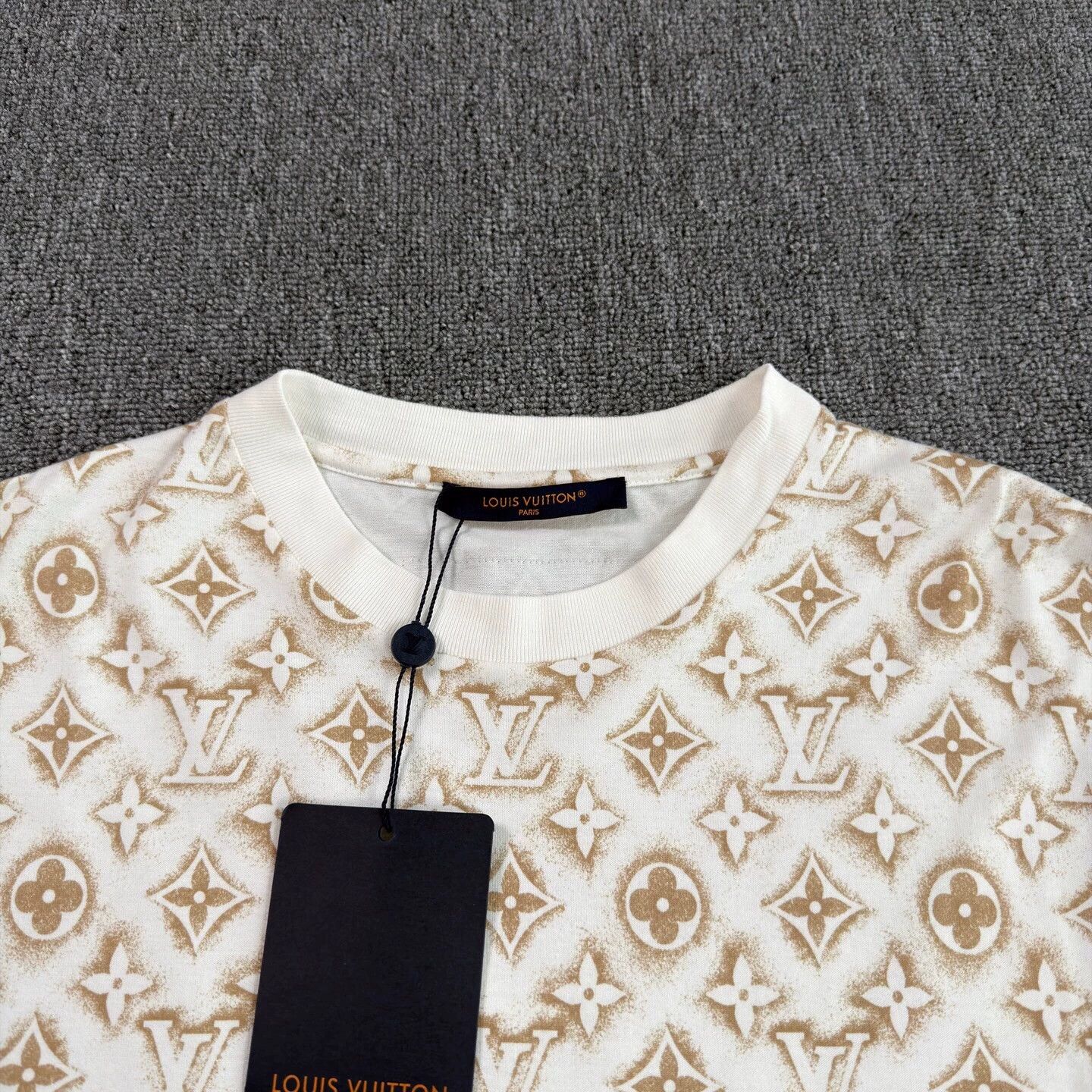 Louis Vuitton LV Beige All Over Print SS Tee S Like New Size US S / EU 44-46 / 1 - 3 Thumbnail