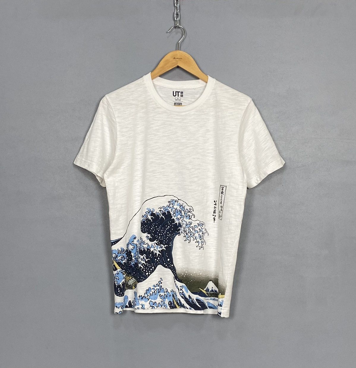 Uniqlo Uniqlo Hokusai Blue Size S T-Shirt Wave off Kanagawa White Size US S / EU 44-46 / 1 - 1 Thumbnail