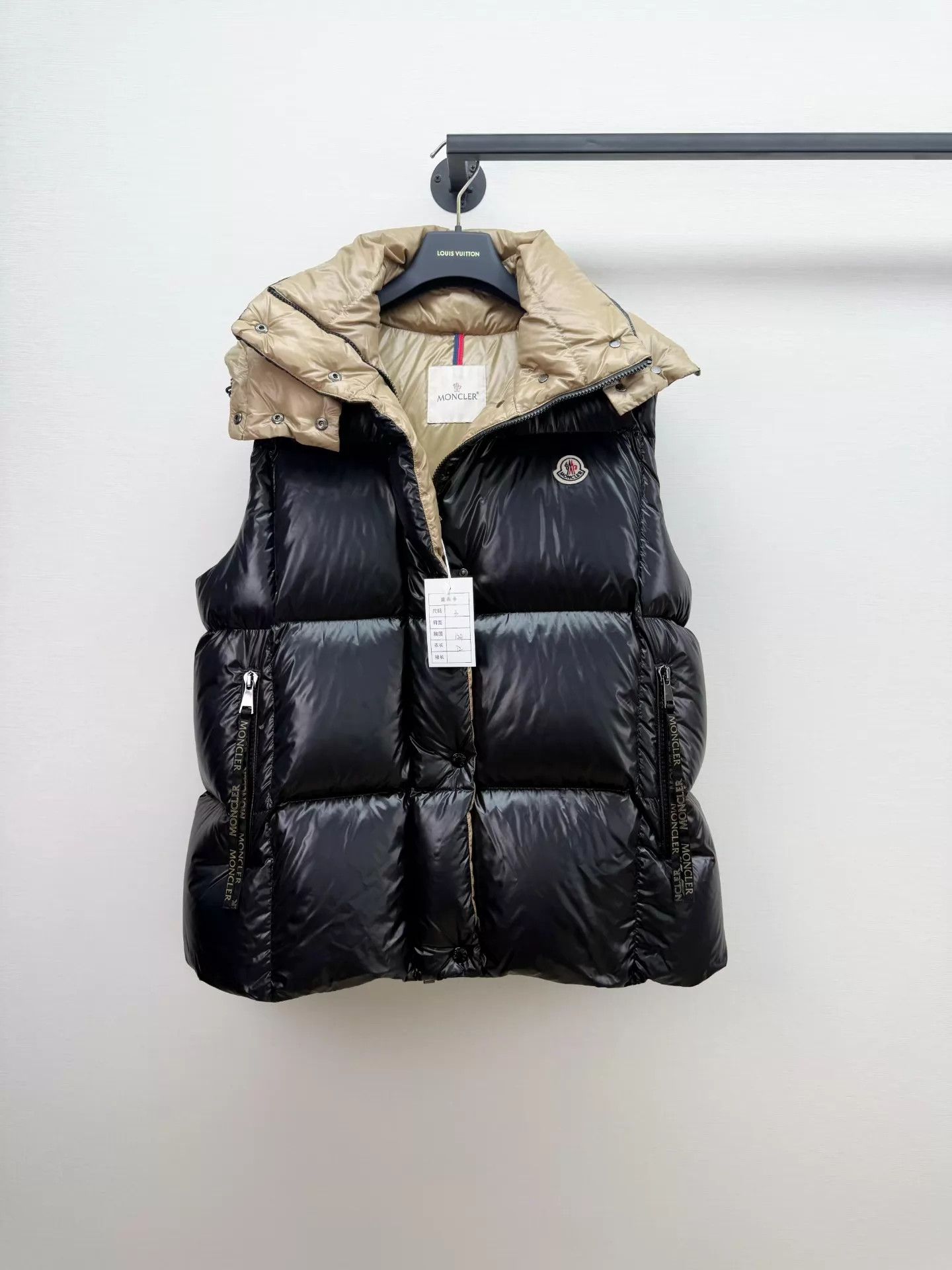 Moncler Moncler Down Vest Size 3 Worn 2x Like New Size US L / EU 52-54 / 3 - 1 Thumbnail