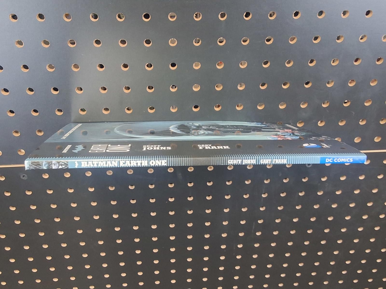 DC Comics Batman Earth One Vol 1 - A Dark Knight Reimagined Size ONE SIZE - 4 Thumbnail