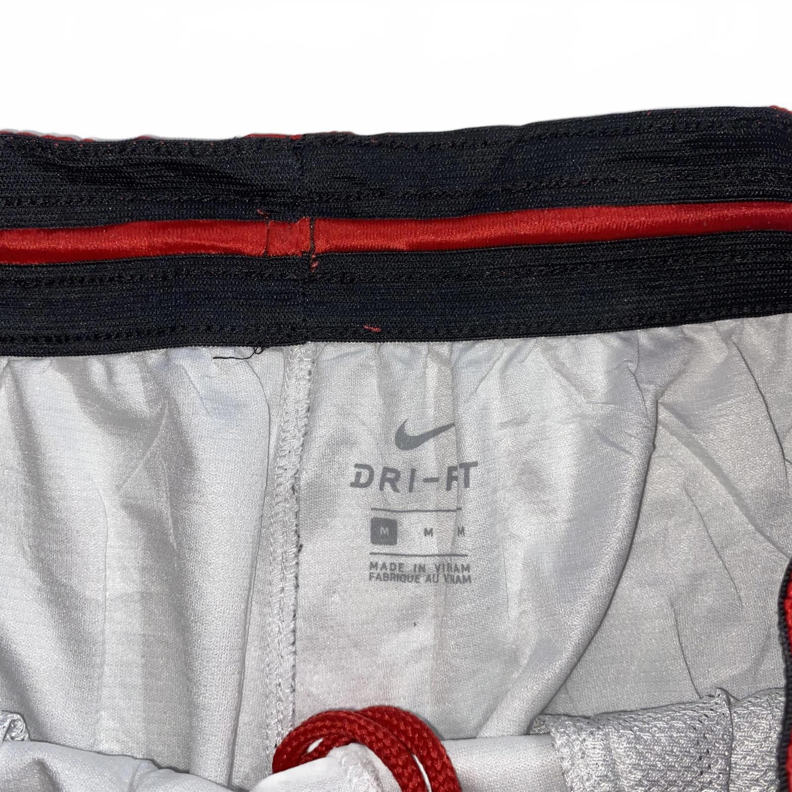 Nike Nike M White Basketball Shorts Red Big Swoosh Vintage Size US 32 / EU 48 - 3 Thumbnail