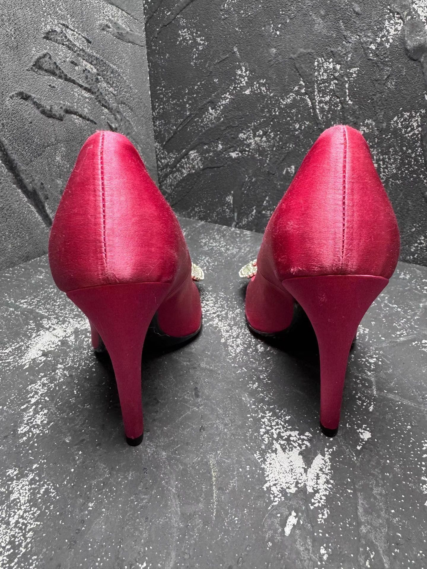 Roger Vivier RV Pink Satin Heels with Square Diamond Buckle Q10 Size US 5 / IT 35 - 3 Thumbnail